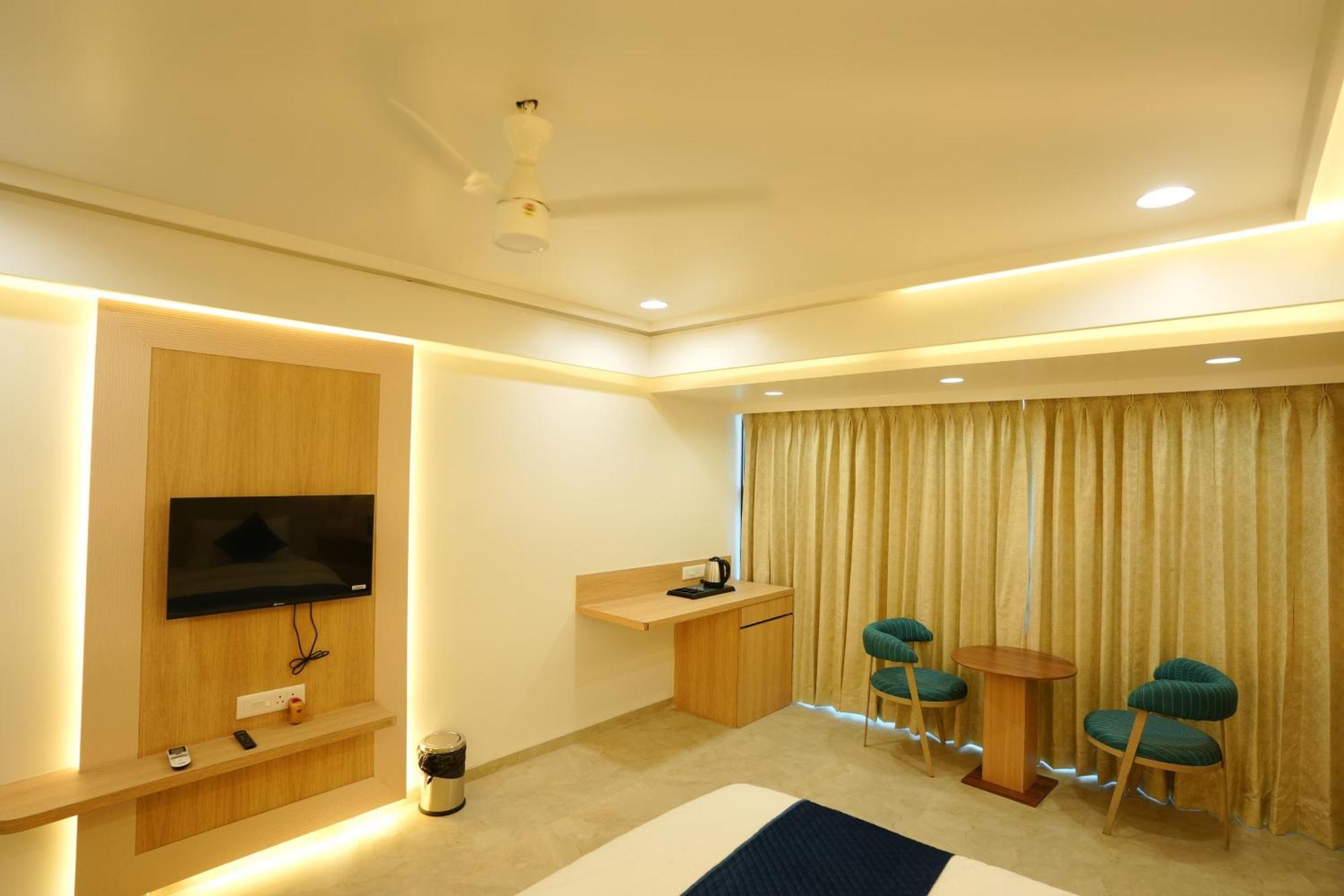 Hotel 6 Seasons, Koregoan Park, Pune Extérieur photo