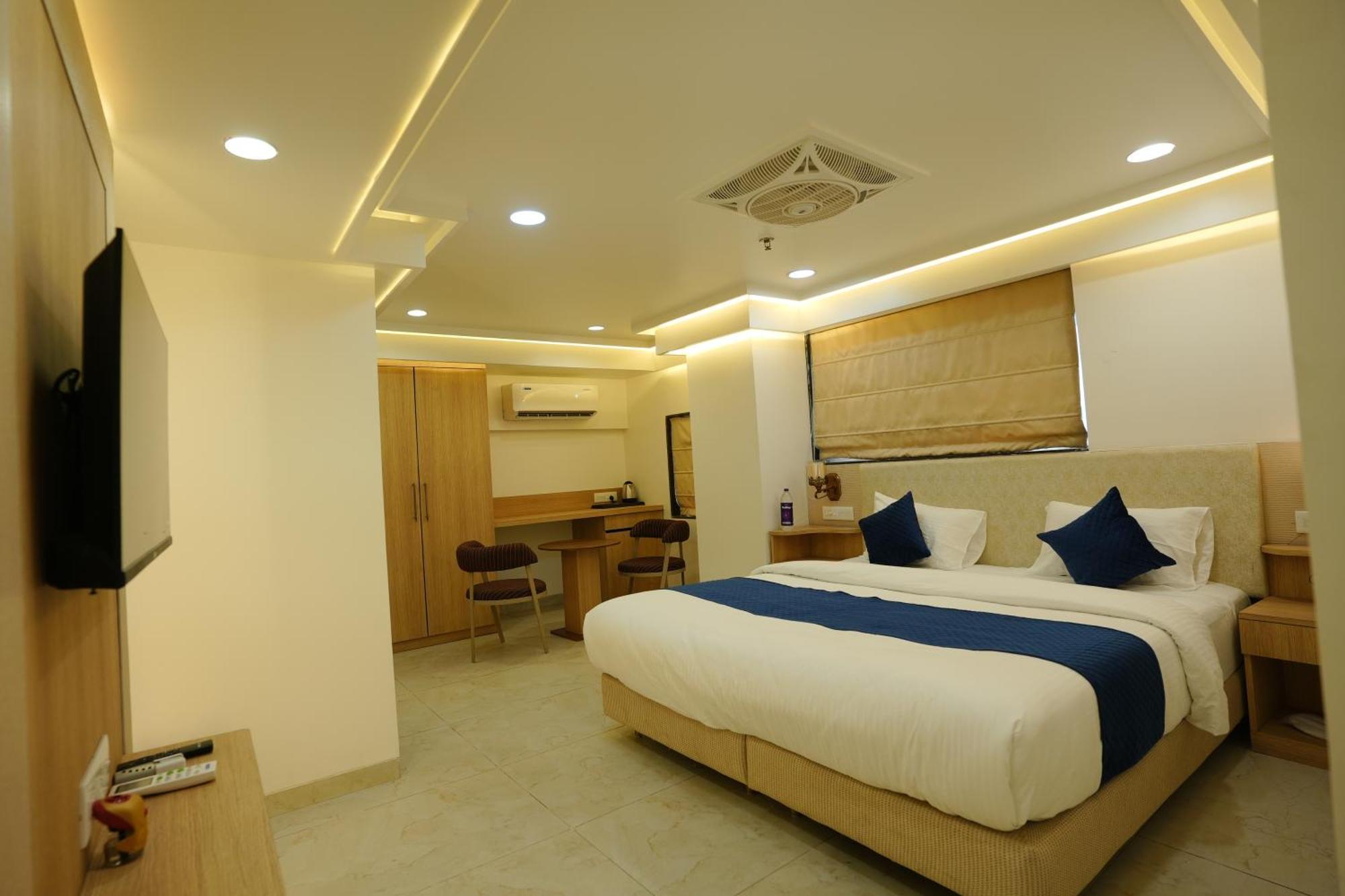 Hotel 6 Seasons, Koregoan Park, Pune Extérieur photo