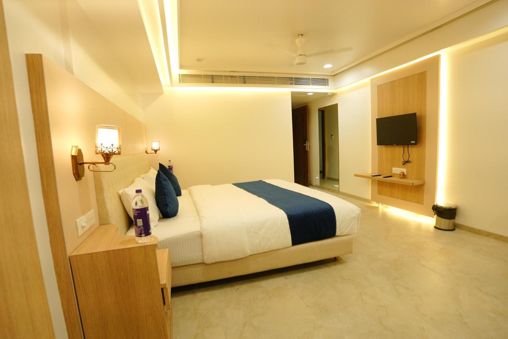 Hotel 6 Seasons, Koregoan Park, Pune Extérieur photo