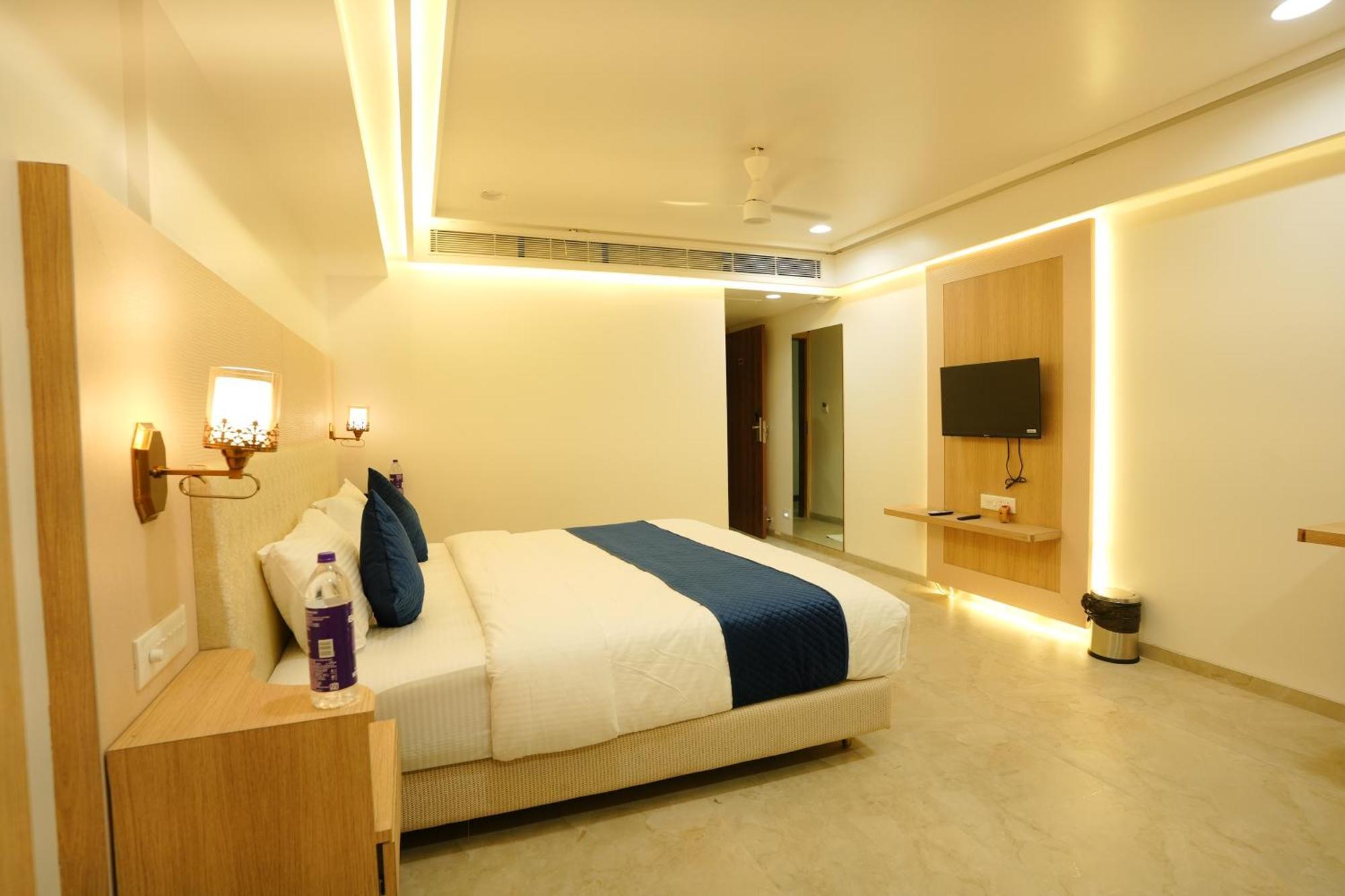 Hotel 6 Seasons, Koregoan Park, Pune Extérieur photo