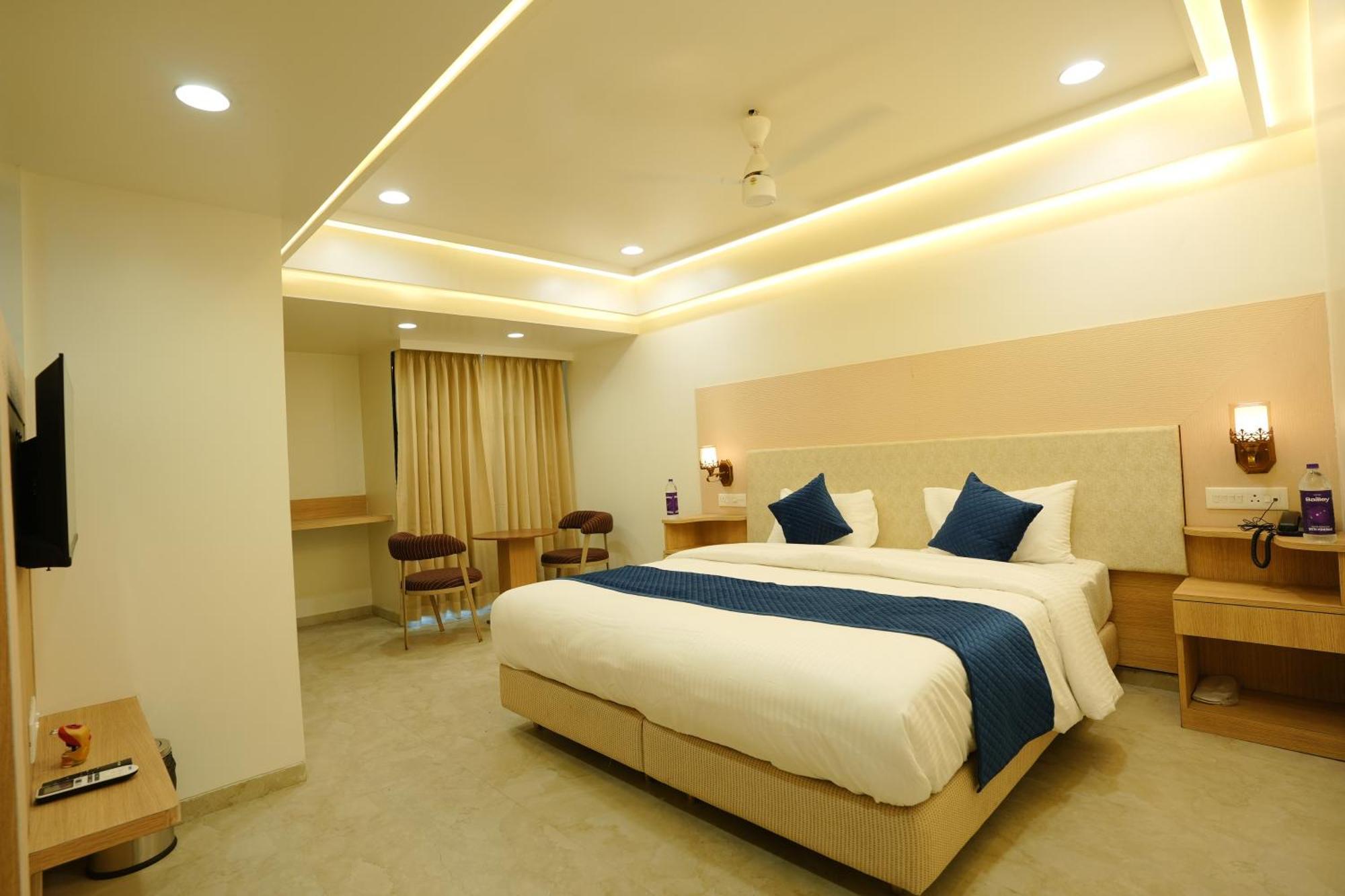 Hotel 6 Seasons, Koregoan Park, Pune Extérieur photo