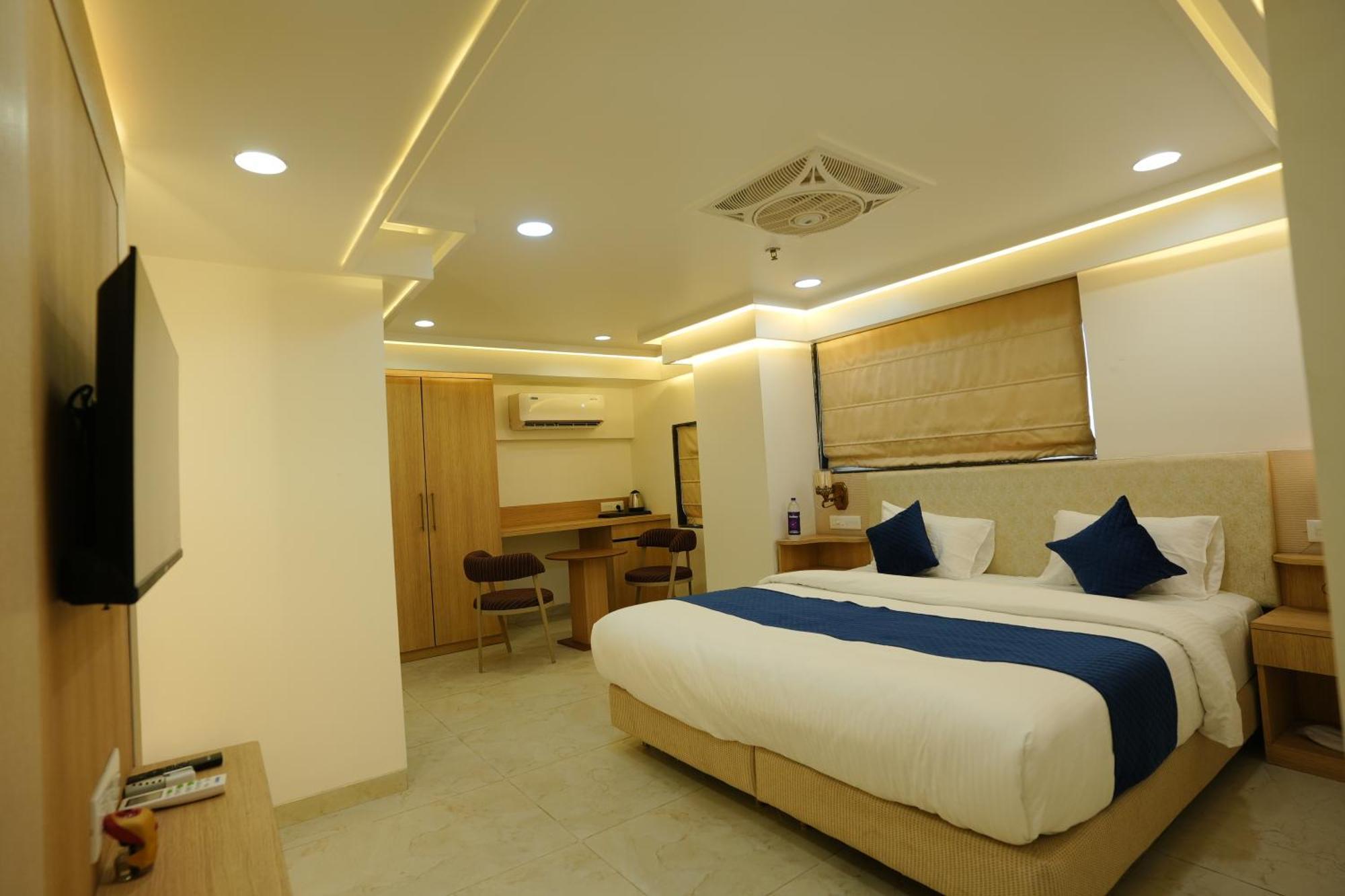 Hotel 6 Seasons, Koregoan Park, Pune Extérieur photo