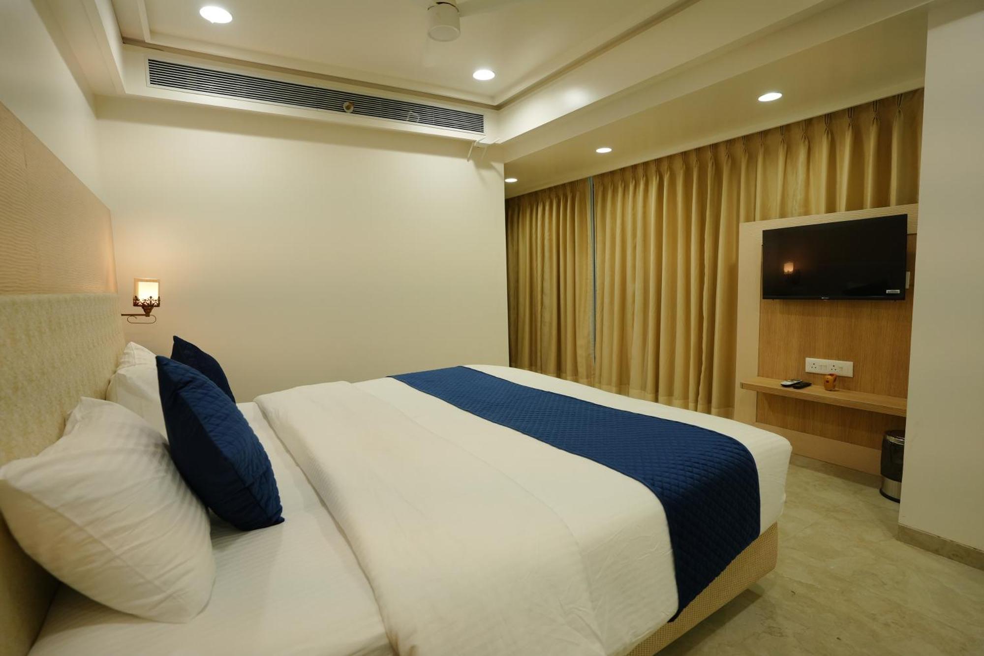 Hotel 6 Seasons, Koregoan Park, Pune Extérieur photo