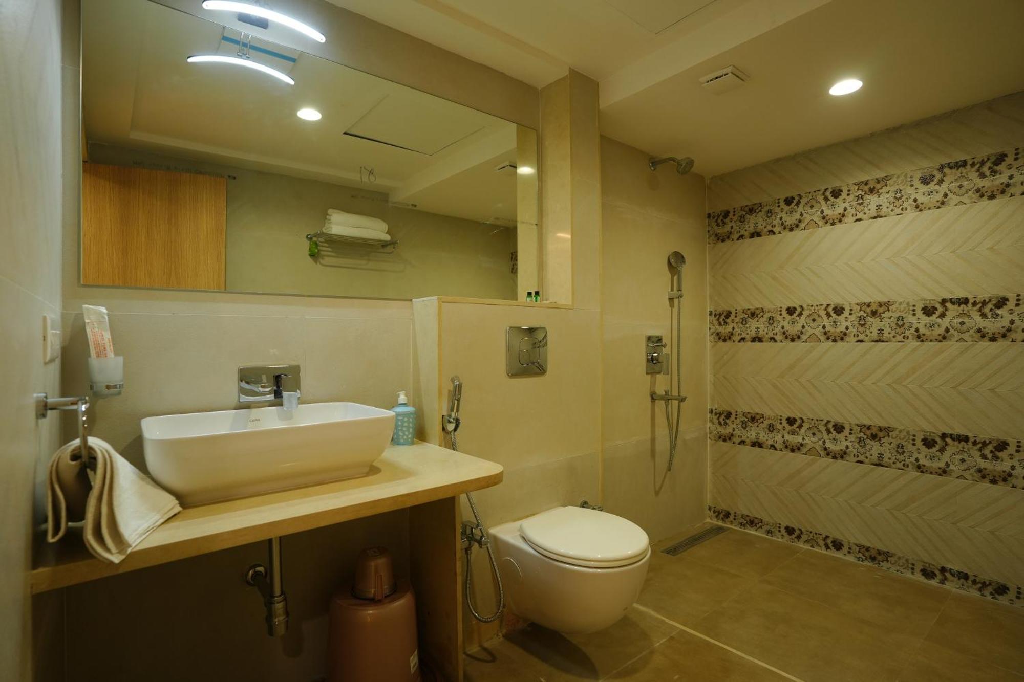 Hotel 6 Seasons, Koregoan Park, Pune Extérieur photo