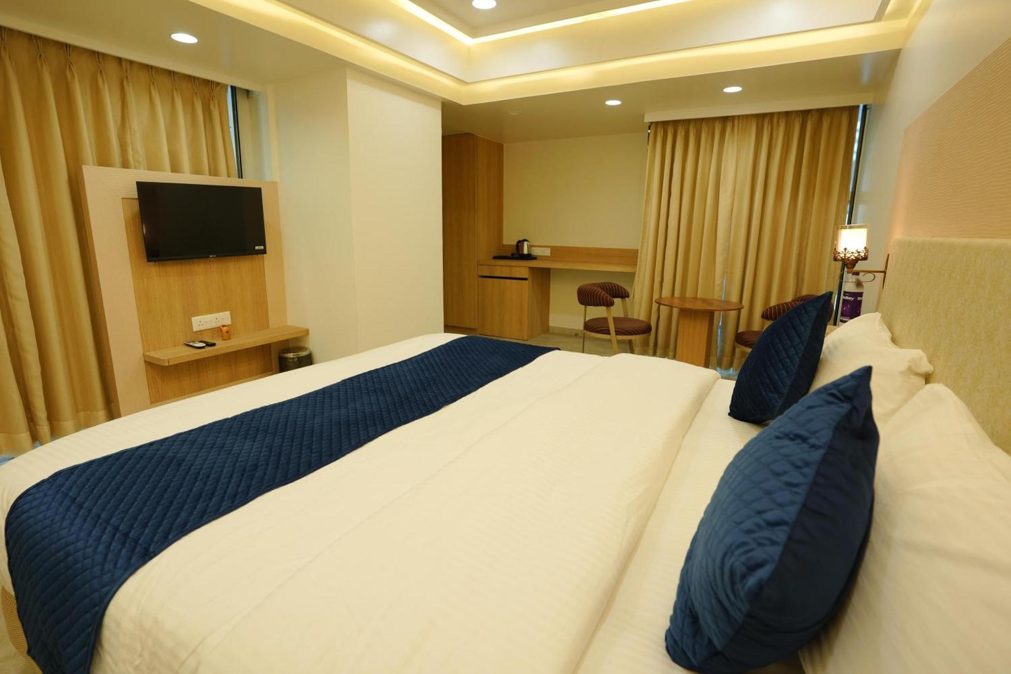 Hotel 6 Seasons, Koregoan Park, Pune Extérieur photo