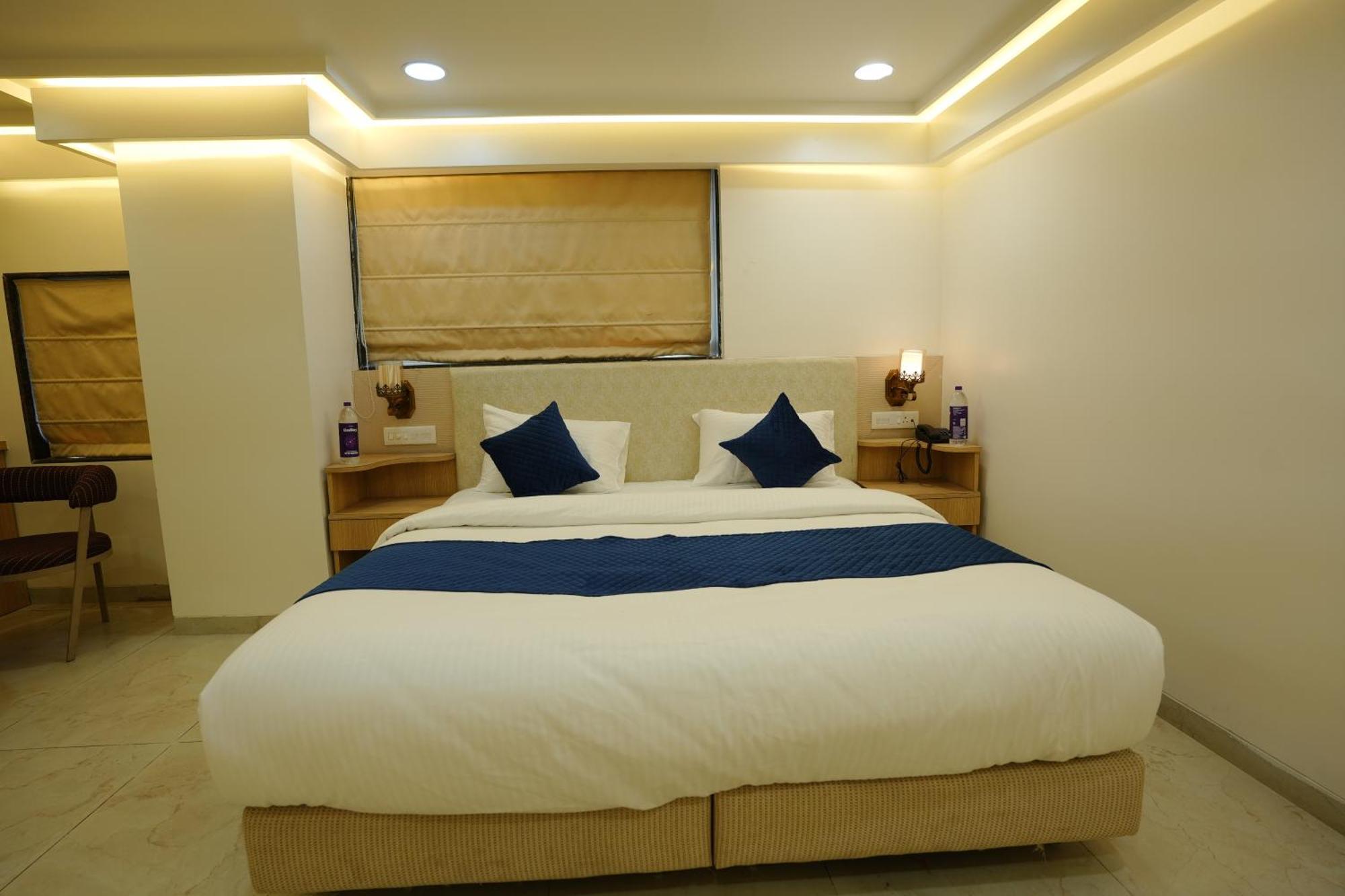 Hotel 6 Seasons, Koregoan Park, Pune Extérieur photo