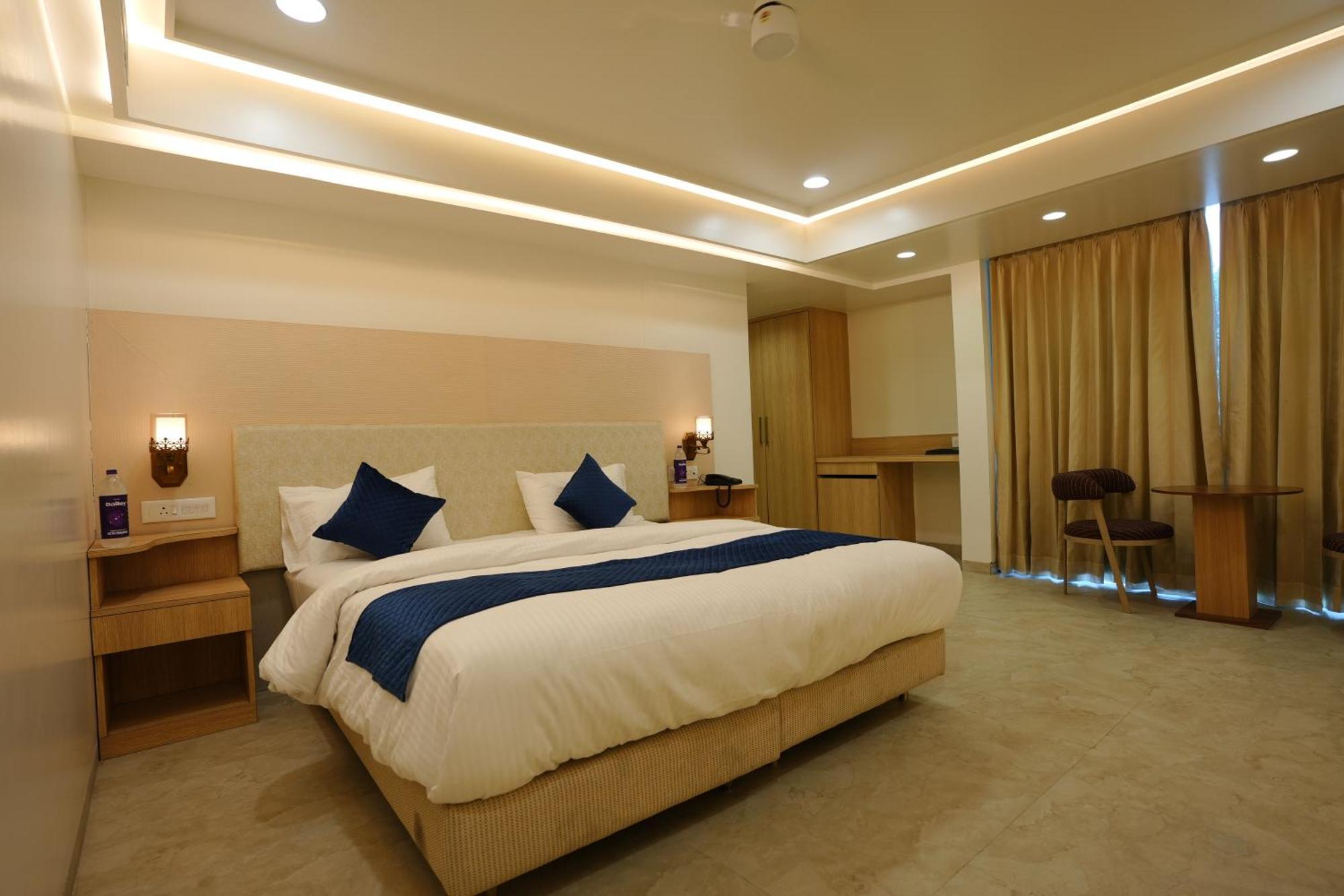 Hotel 6 Seasons, Koregoan Park, Pune Extérieur photo