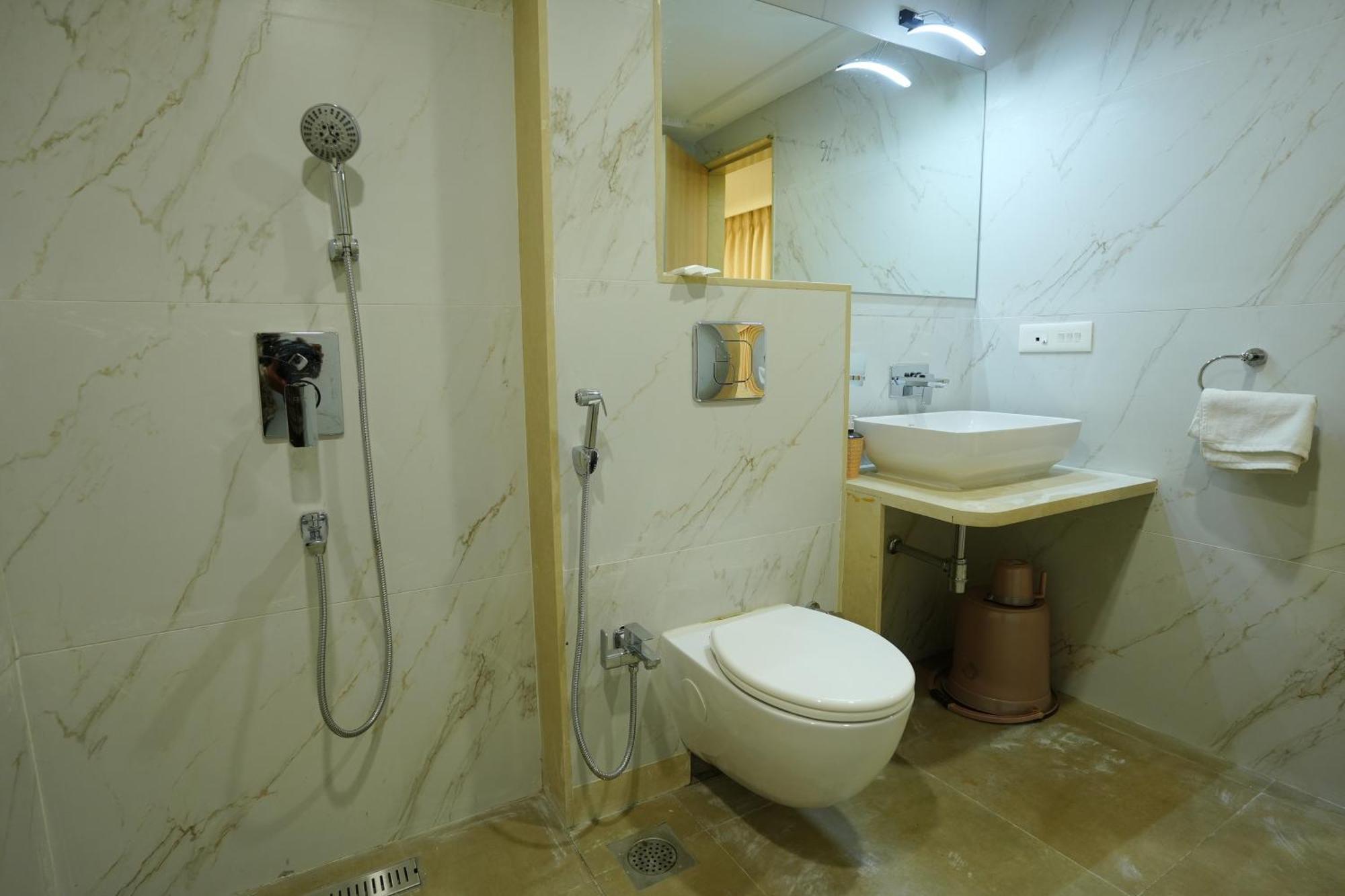 Hotel 6 Seasons, Koregoan Park, Pune Extérieur photo