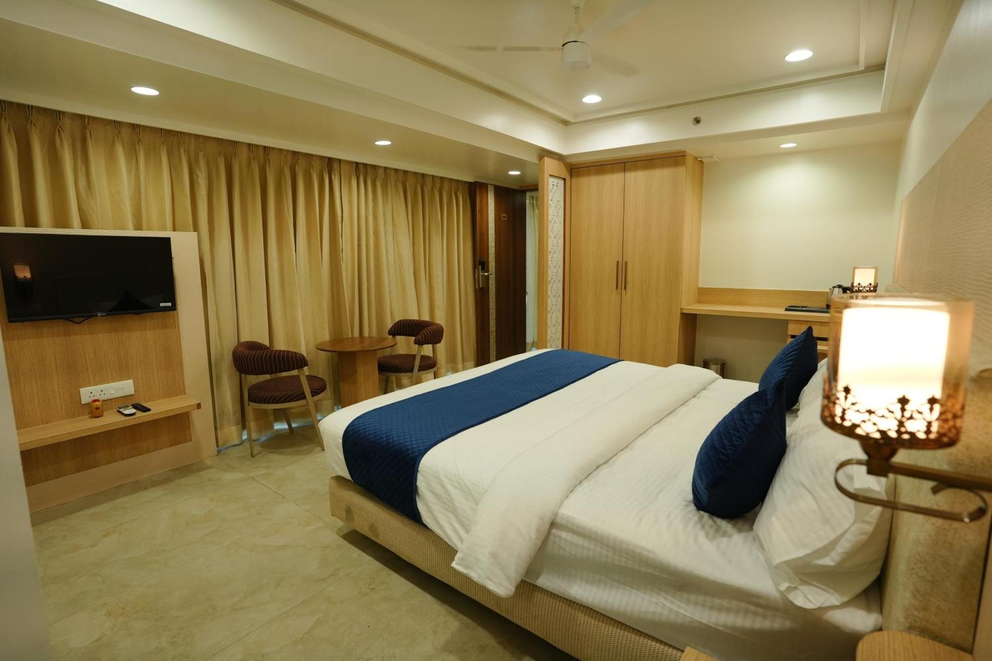 Hotel 6 Seasons, Koregoan Park, Pune Extérieur photo