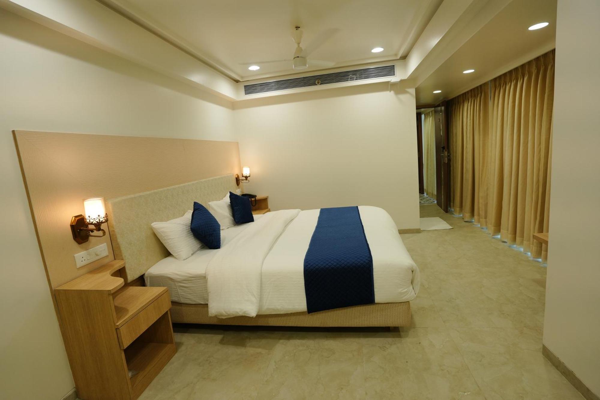 Hotel 6 Seasons, Koregoan Park, Pune Extérieur photo