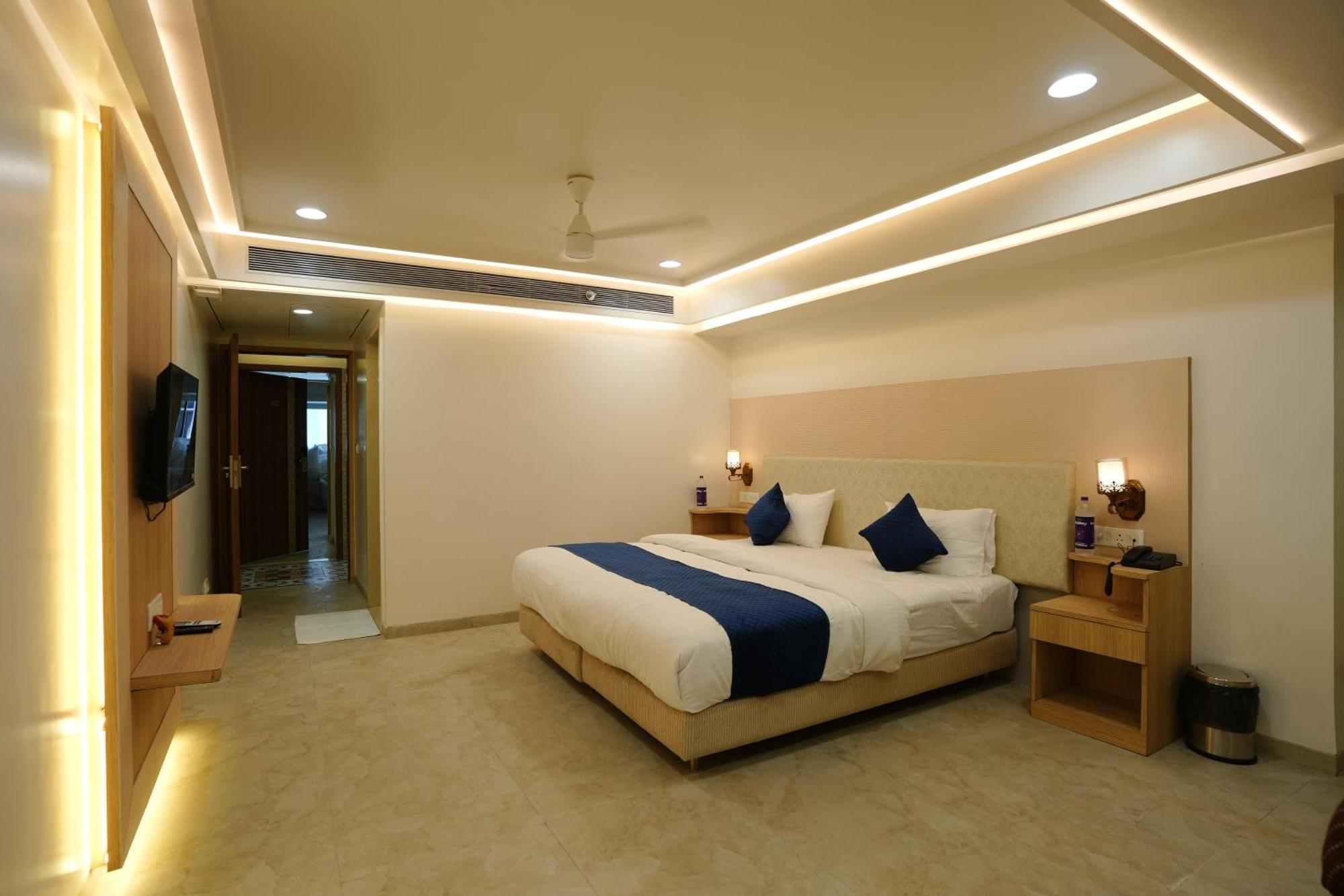 Hotel 6 Seasons, Koregoan Park, Pune Extérieur photo