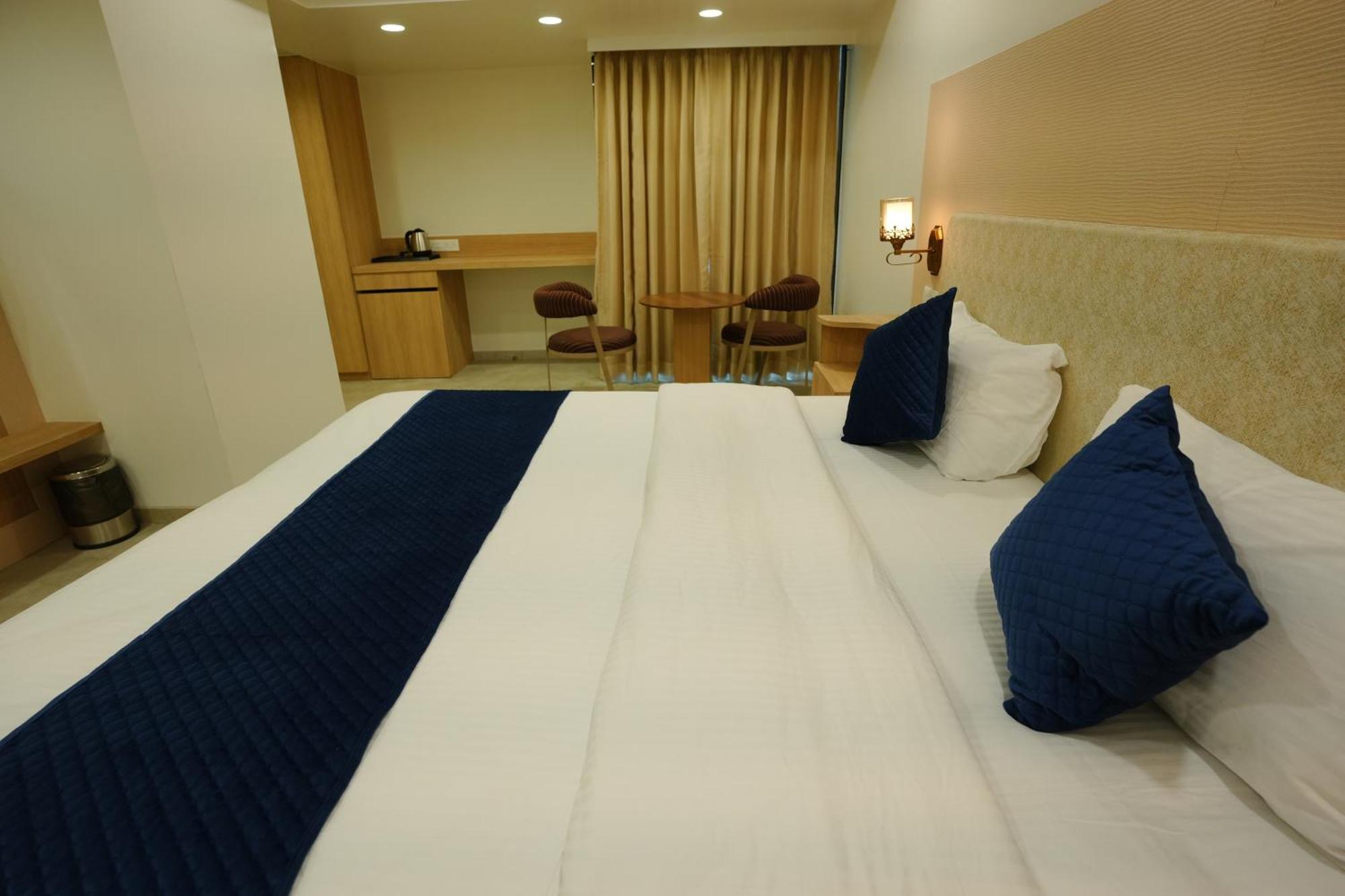Hotel 6 Seasons, Koregoan Park, Pune Extérieur photo