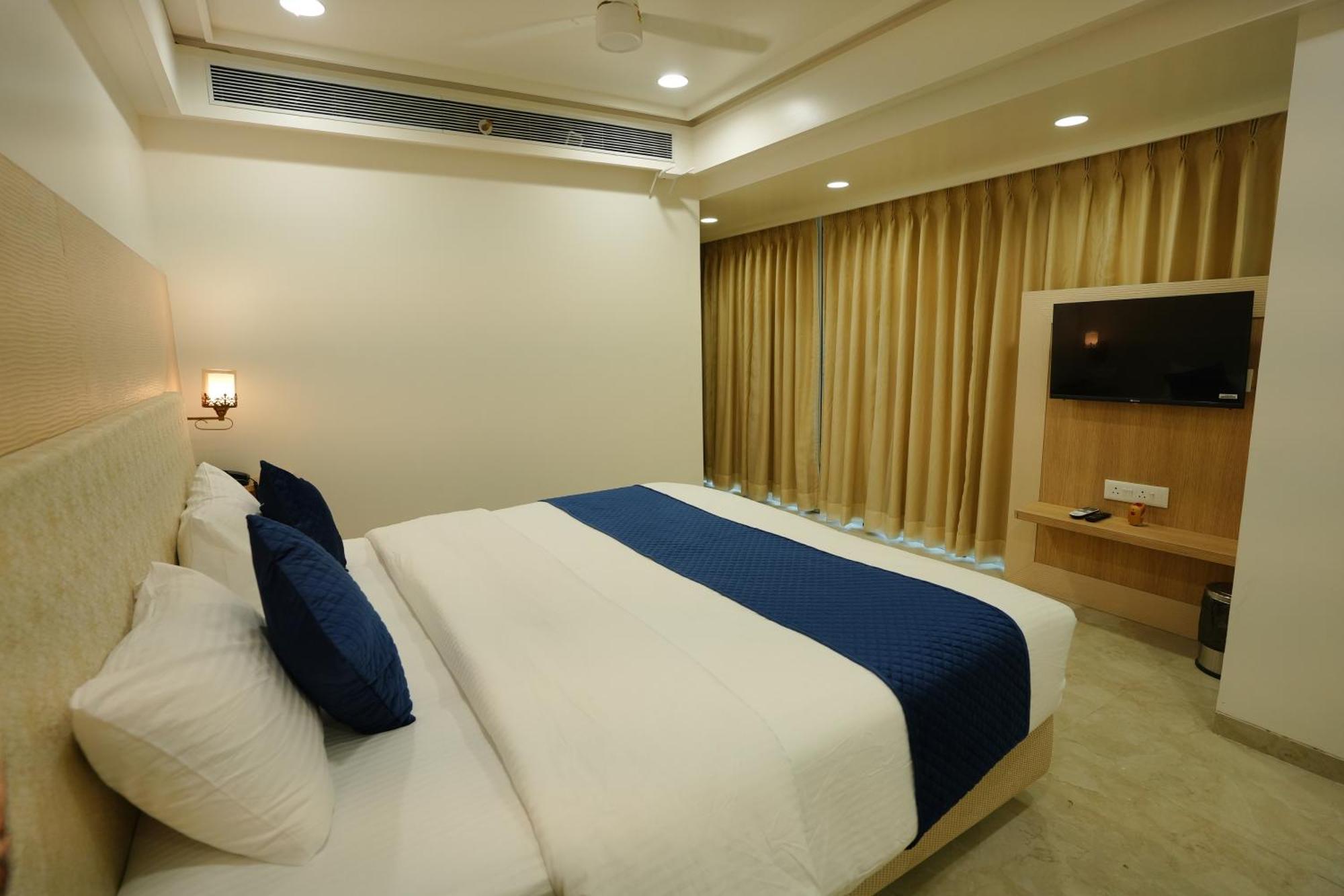 Hotel 6 Seasons, Koregoan Park, Pune Extérieur photo