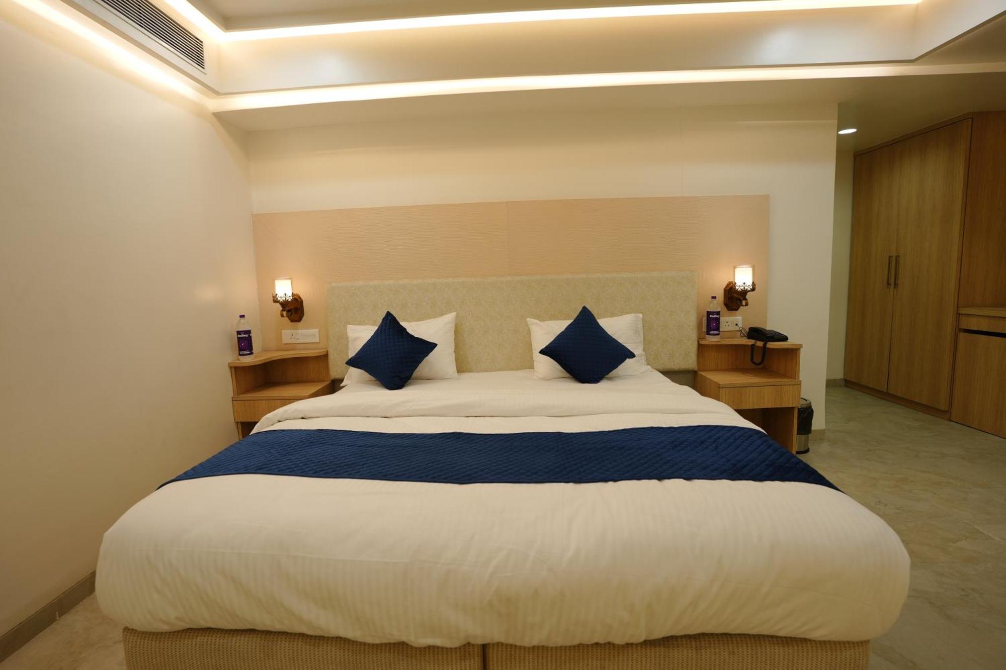 Hotel 6 Seasons, Koregoan Park, Pune Extérieur photo