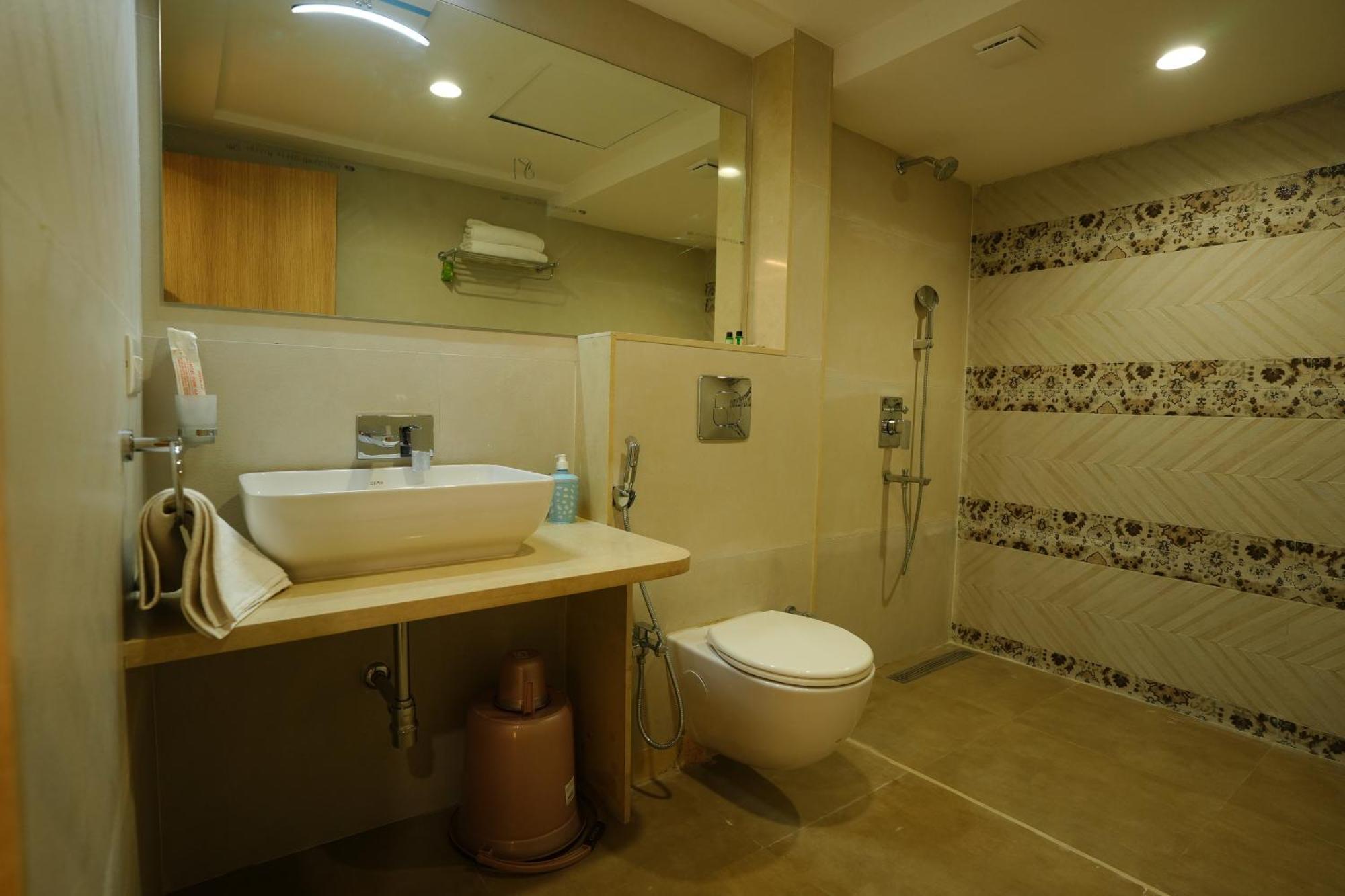 Hotel 6 Seasons, Koregoan Park, Pune Extérieur photo