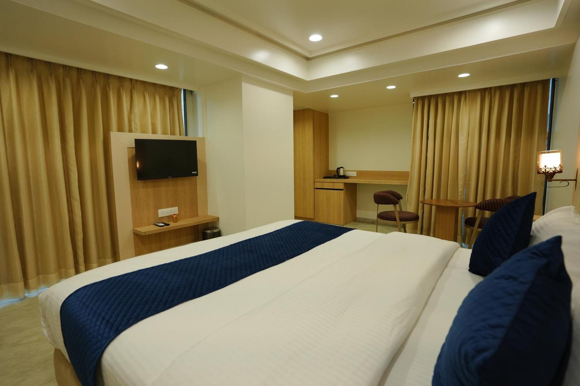 Hotel 6 Seasons, Koregoan Park, Pune Extérieur photo