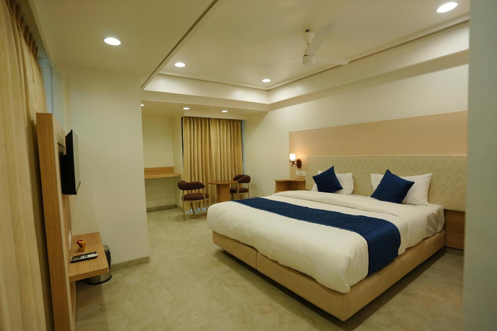 Hotel 6 Seasons, Koregoan Park, Pune Extérieur photo