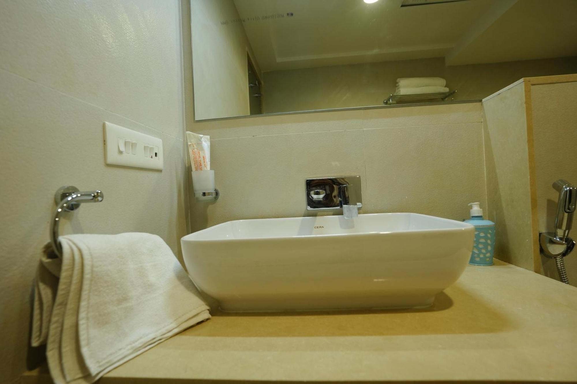 Hotel 6 Seasons, Koregoan Park, Pune Extérieur photo