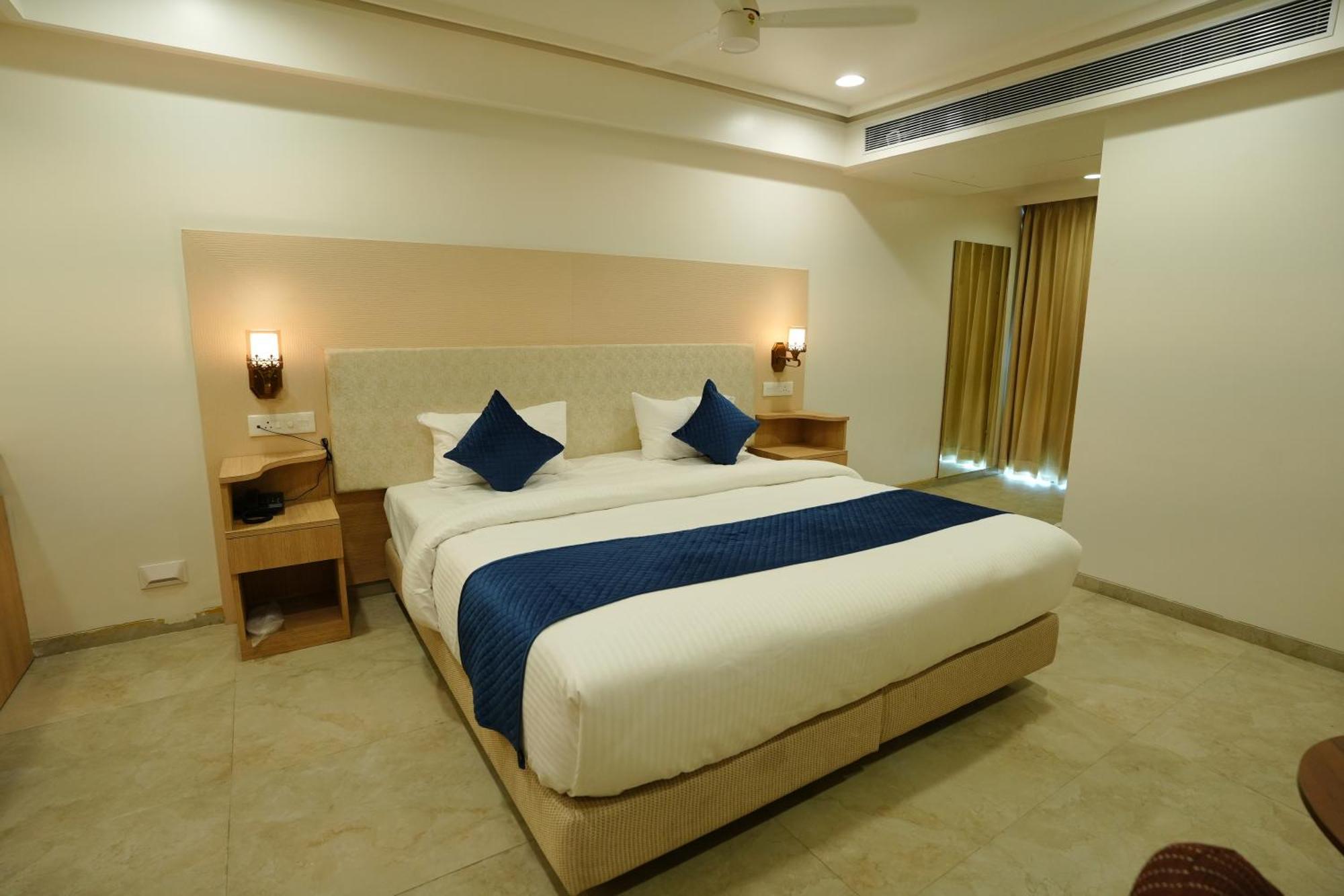Hotel 6 Seasons, Koregoan Park, Pune Extérieur photo