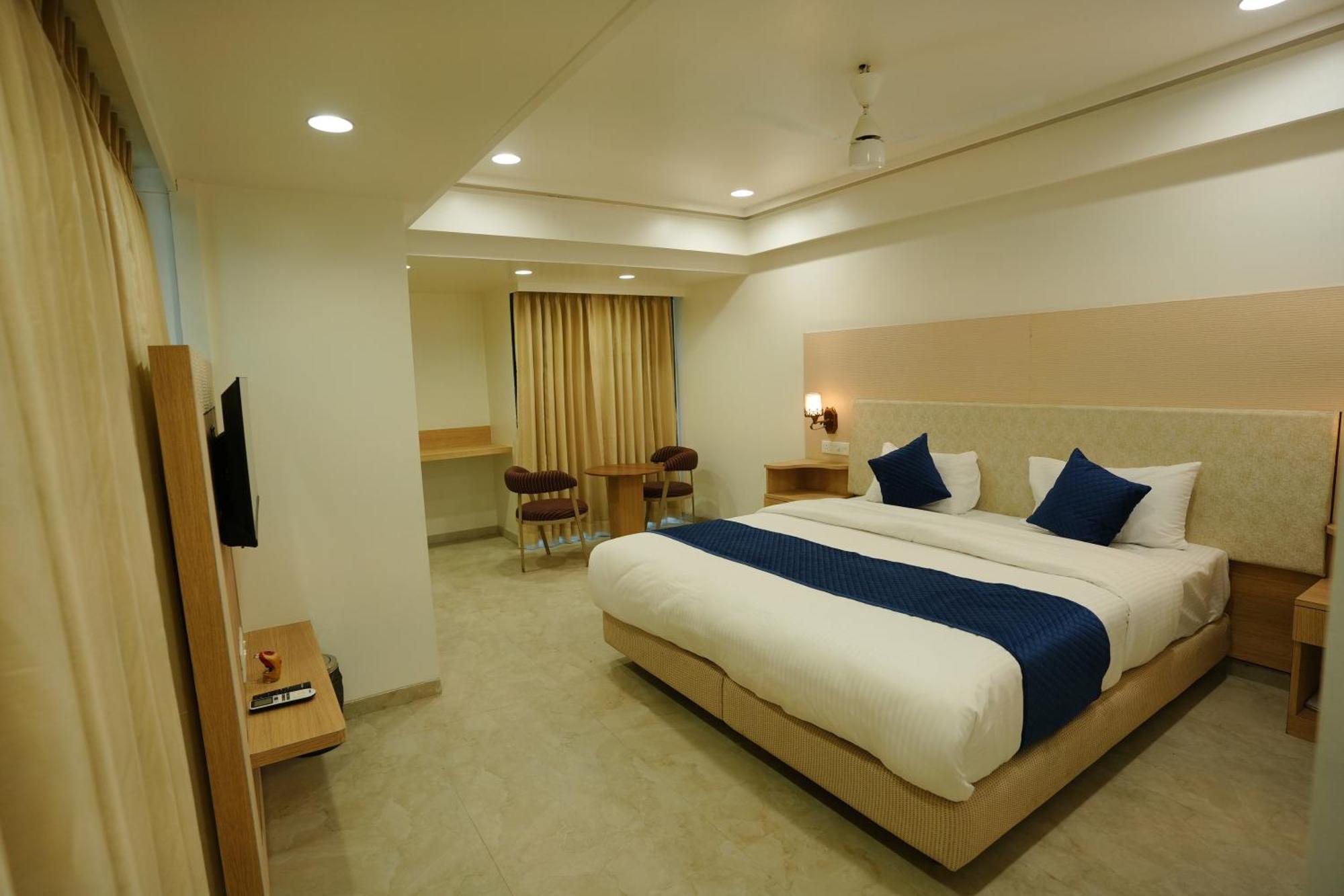 Hotel 6 Seasons, Koregoan Park, Pune Extérieur photo