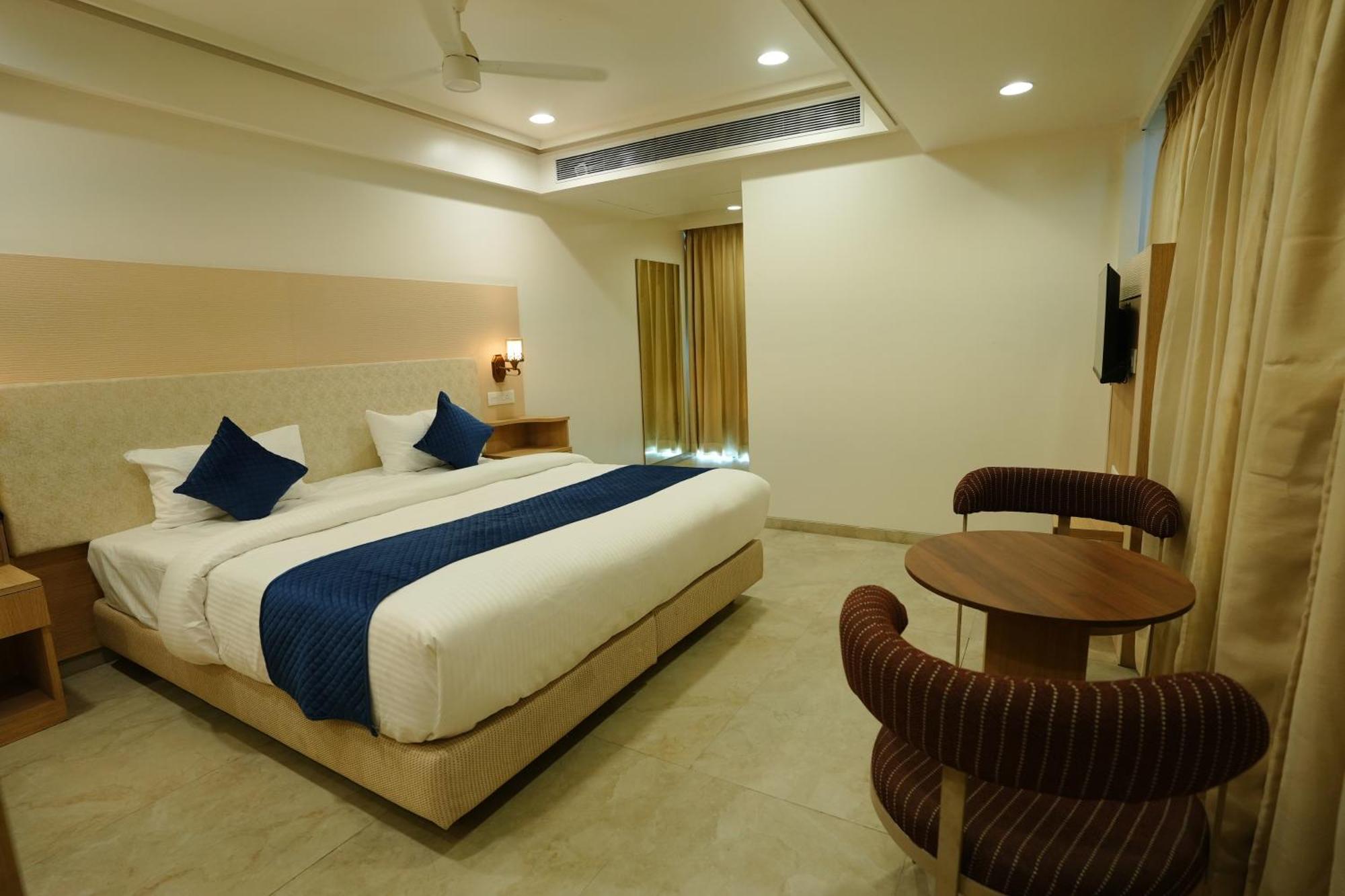 Hotel 6 Seasons, Koregoan Park, Pune Extérieur photo