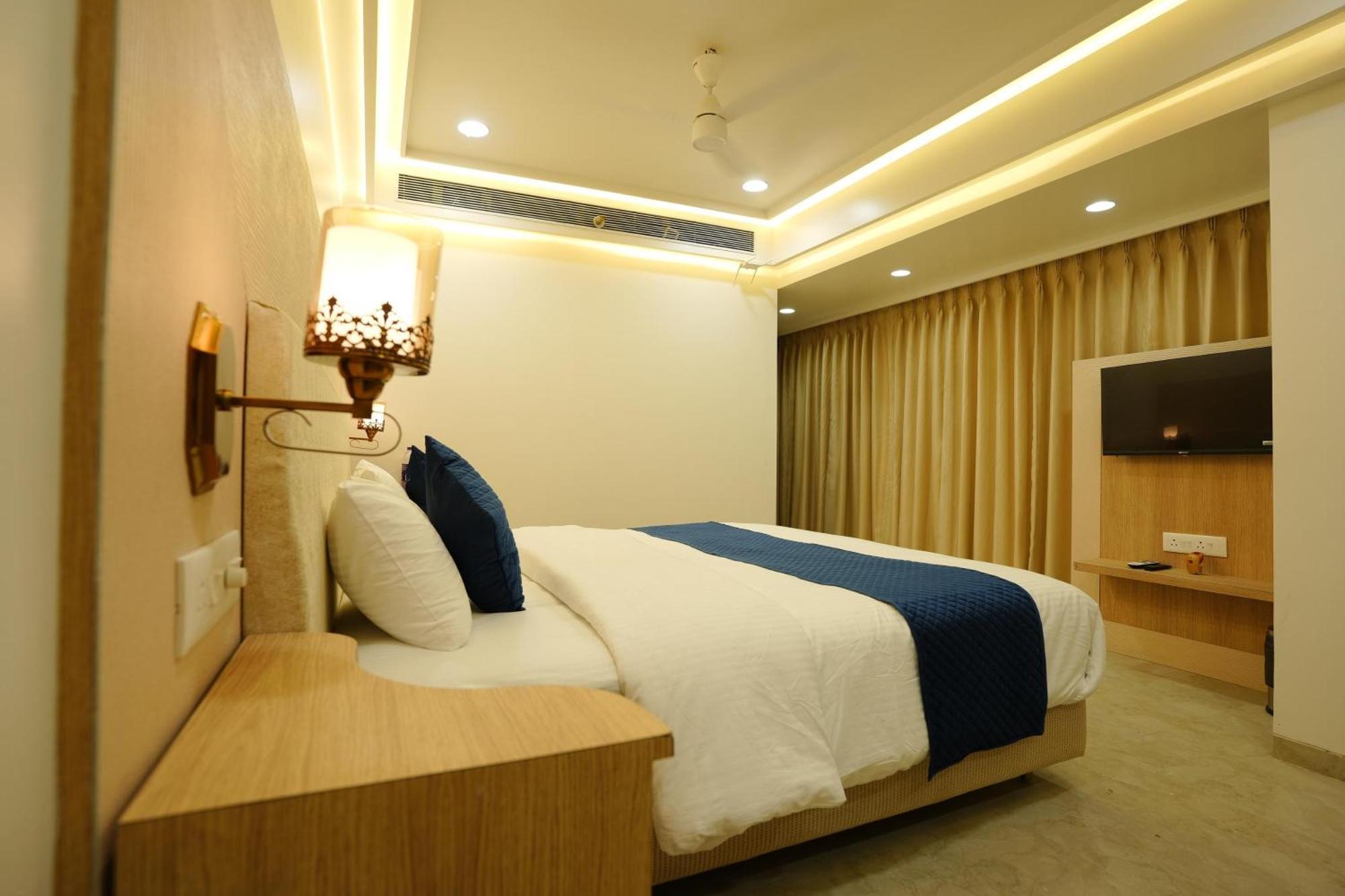 Hotel 6 Seasons, Koregoan Park, Pune Extérieur photo