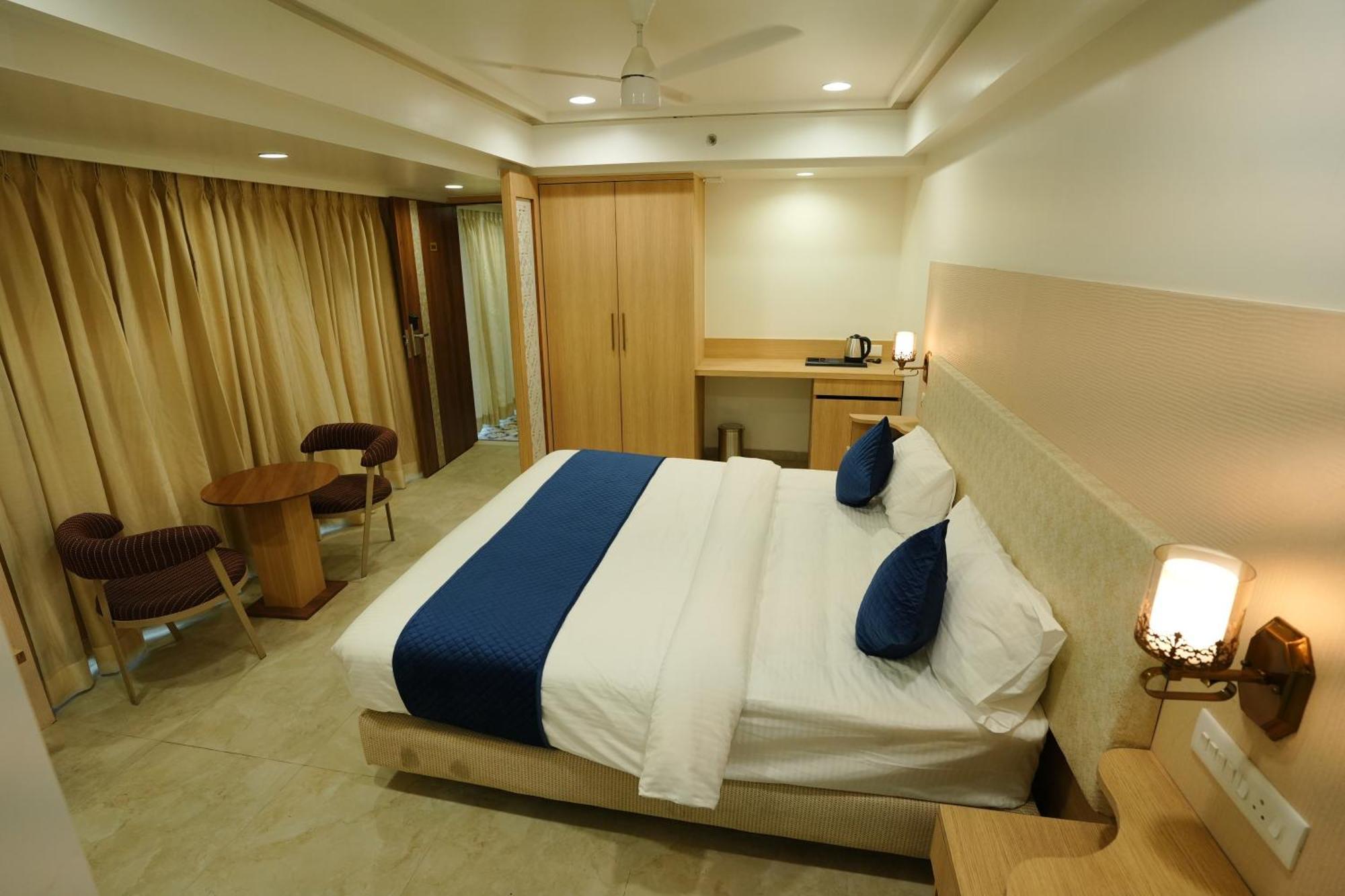 Hotel 6 Seasons, Koregoan Park, Pune Extérieur photo