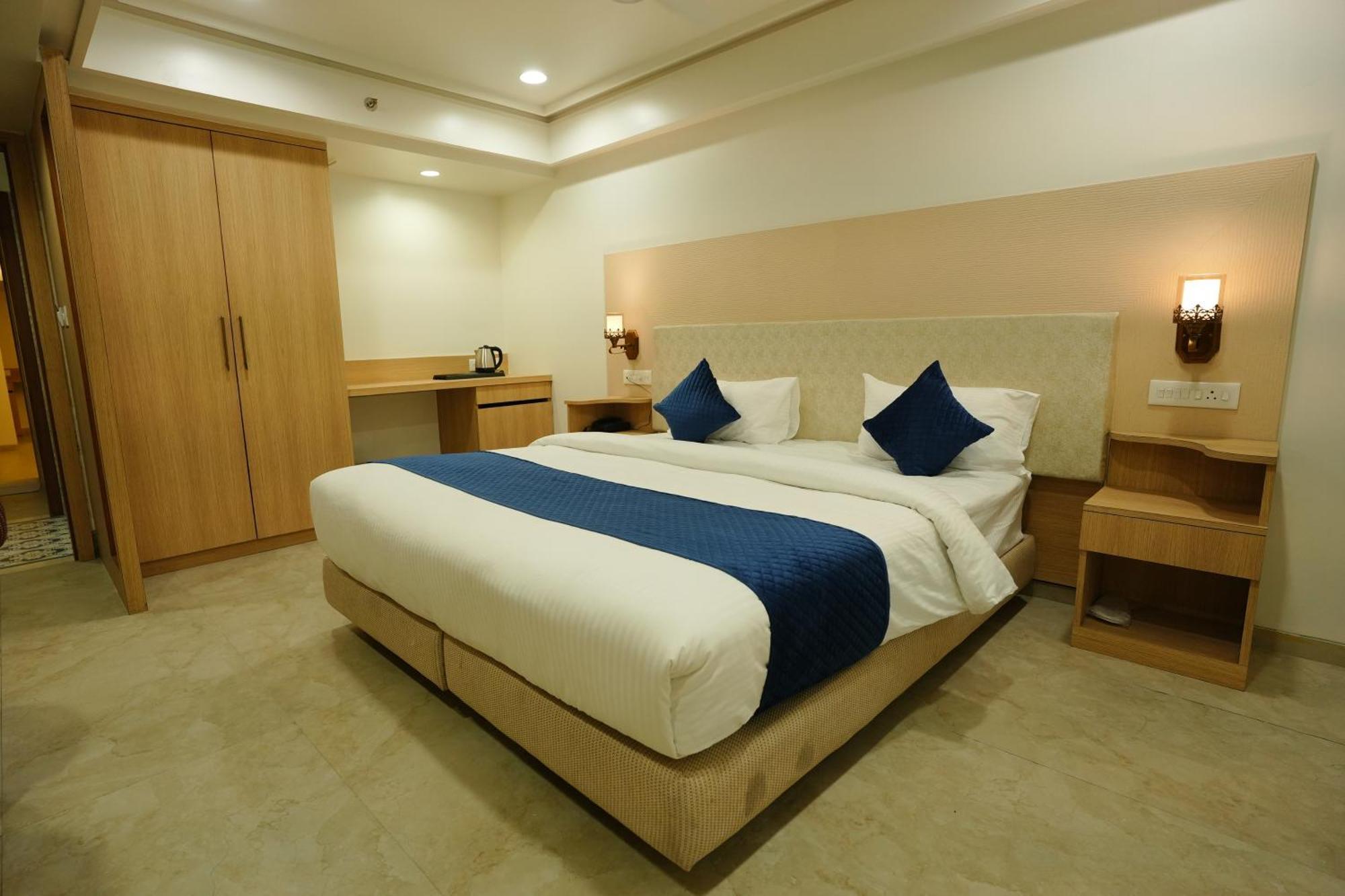 Hotel 6 Seasons, Koregoan Park, Pune Extérieur photo