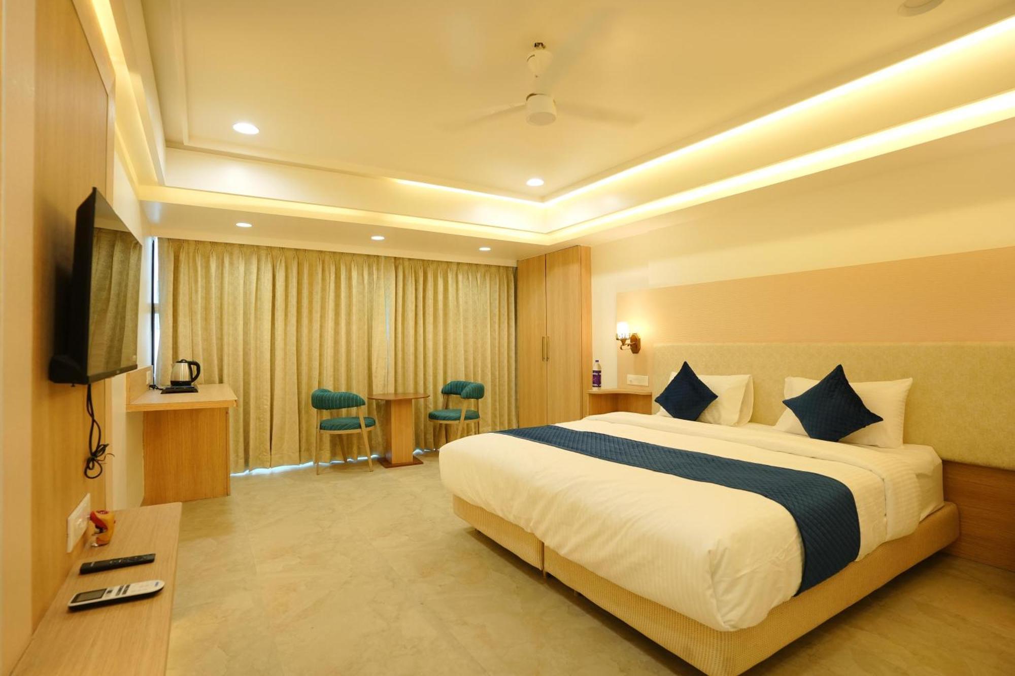 Hotel 6 Seasons, Koregoan Park, Pune Extérieur photo