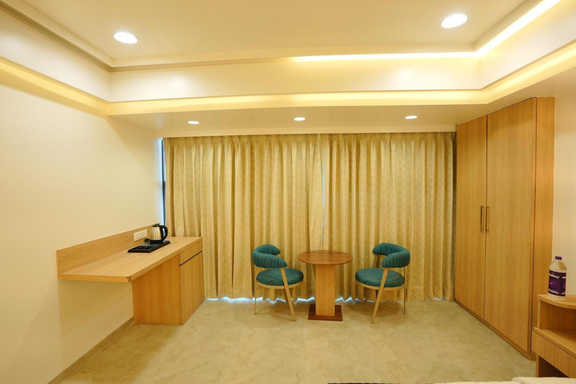 Hotel 6 Seasons, Koregoan Park, Pune Extérieur photo