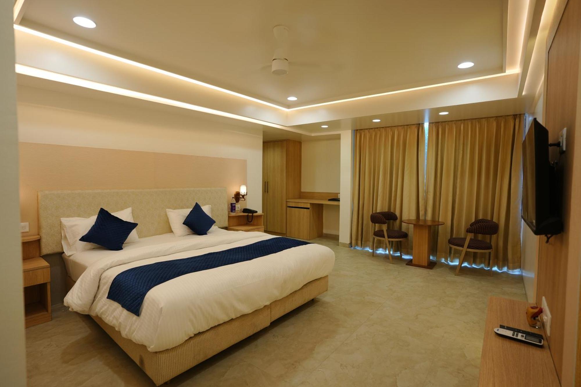 Hotel 6 Seasons, Koregoan Park, Pune Extérieur photo