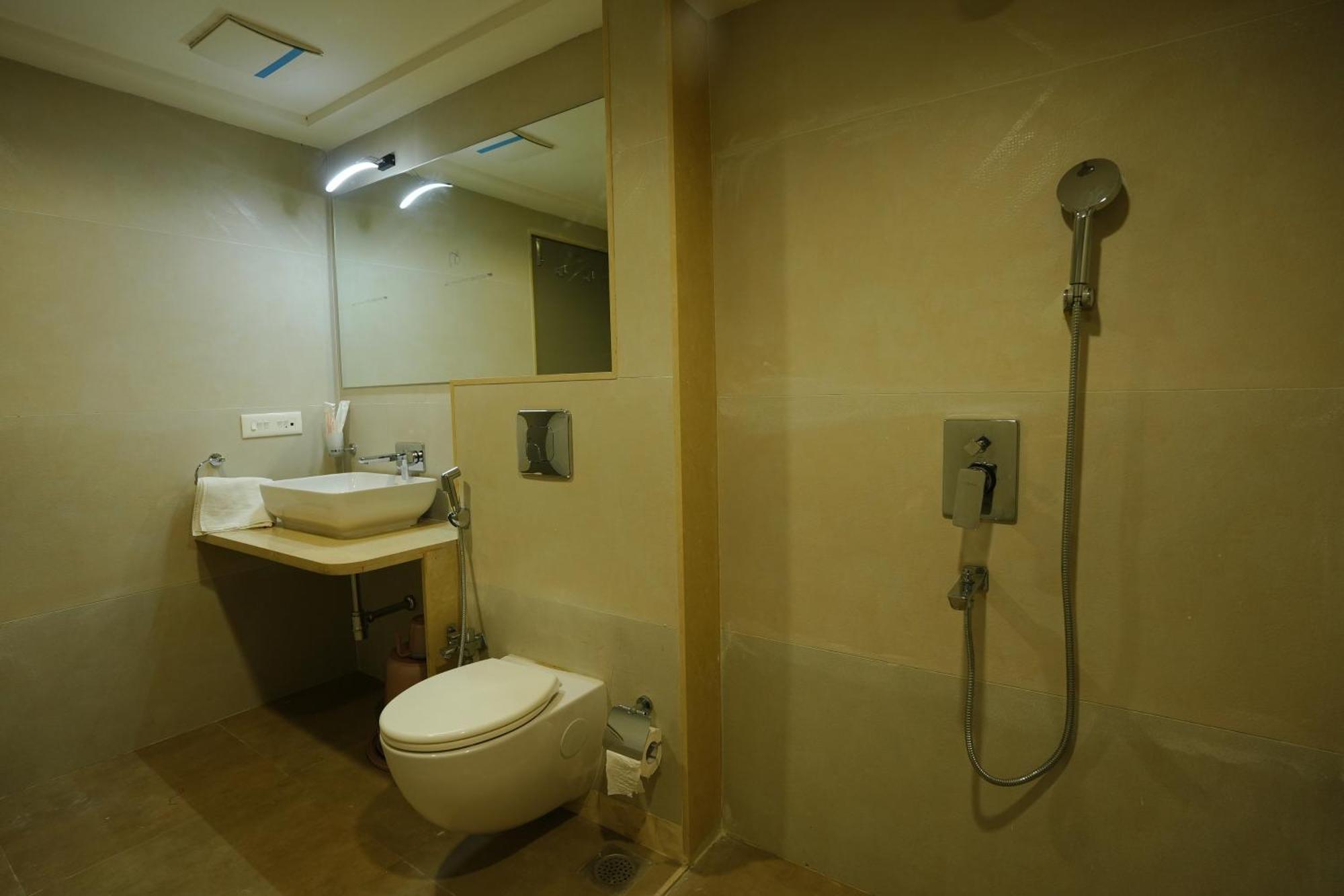Hotel 6 Seasons, Koregoan Park, Pune Extérieur photo