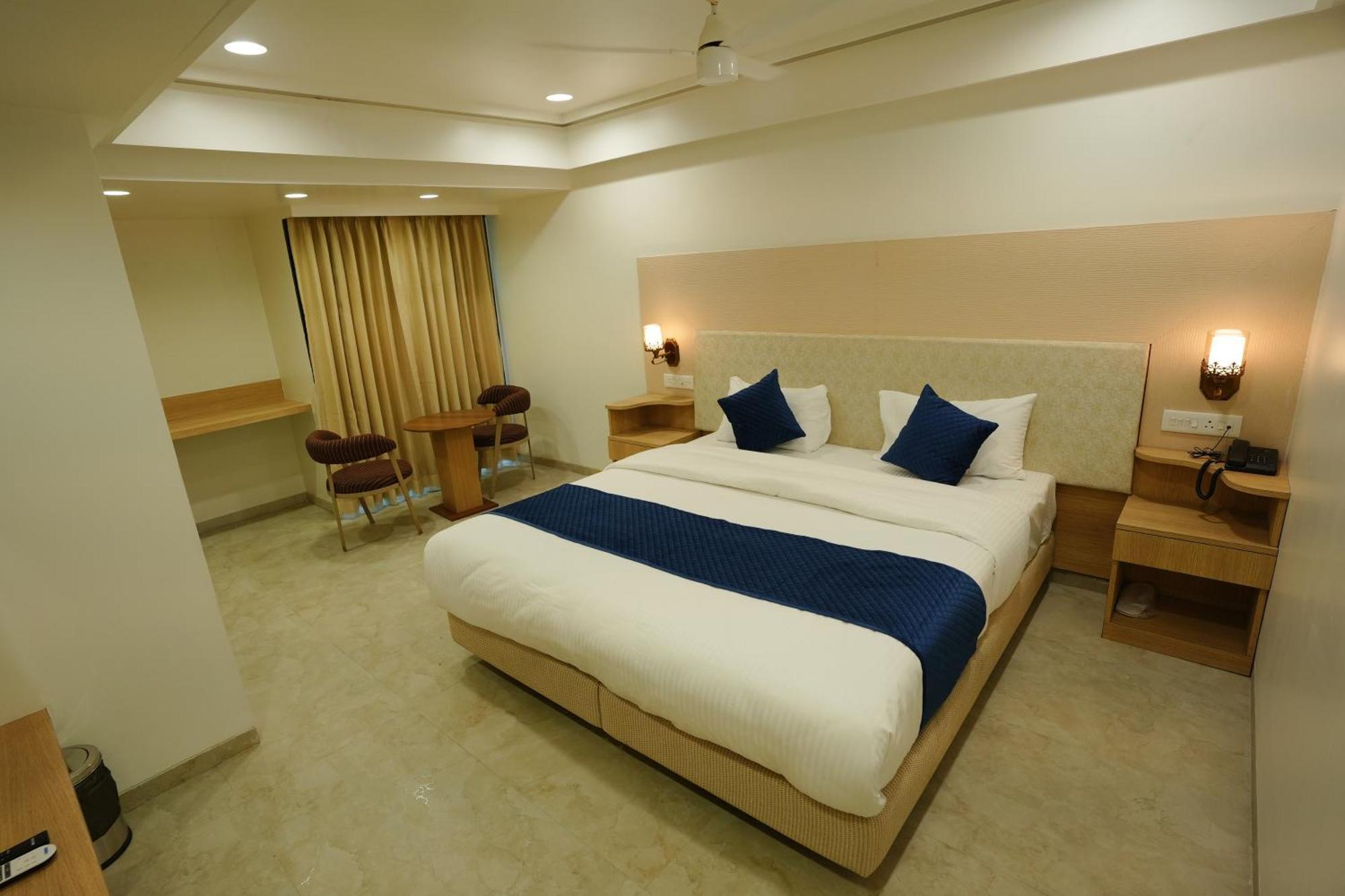Hotel 6 Seasons, Koregoan Park, Pune Extérieur photo