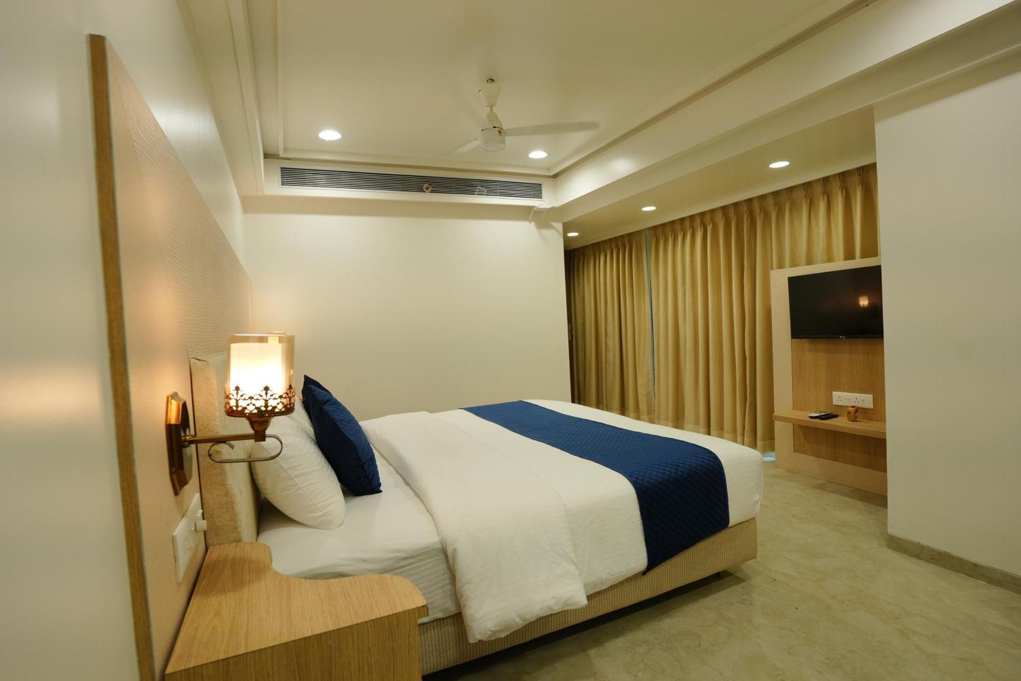 Hotel 6 Seasons, Koregoan Park, Pune Extérieur photo