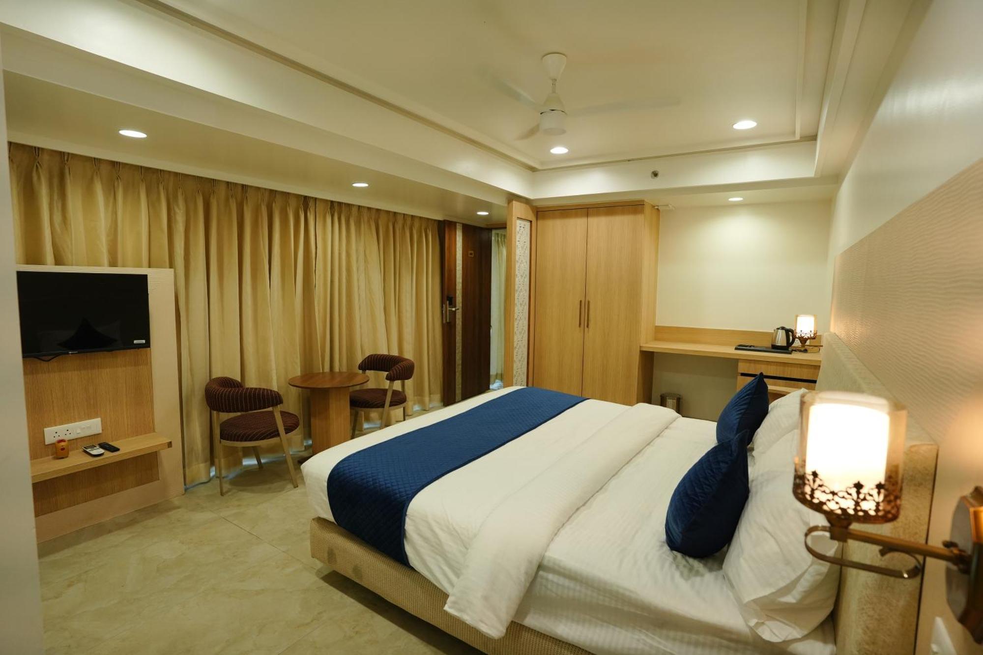 Hotel 6 Seasons, Koregoan Park, Pune Extérieur photo