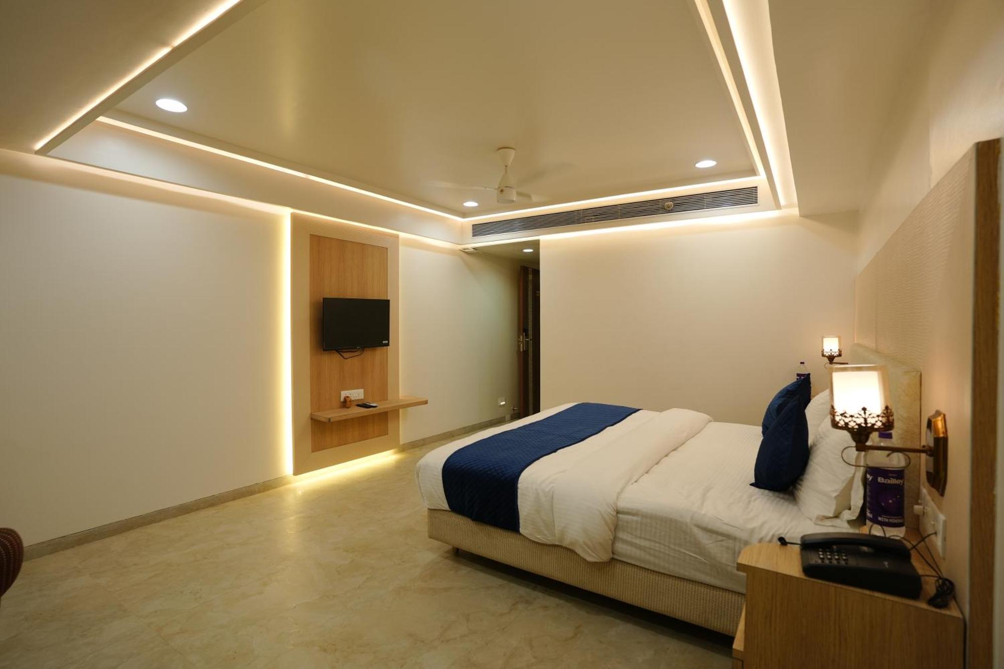 Hotel 6 Seasons, Koregoan Park, Pune Extérieur photo