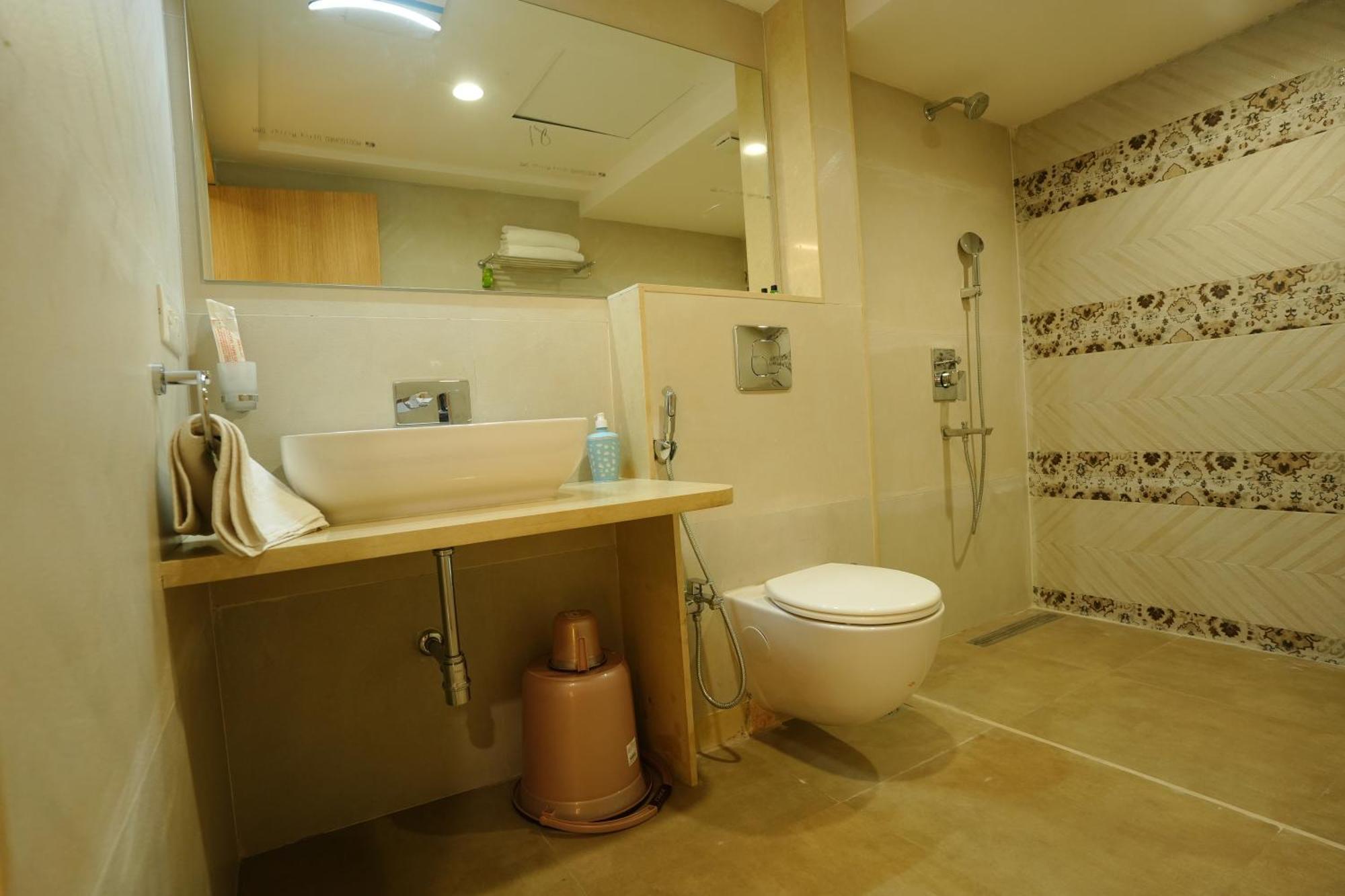 Hotel 6 Seasons, Koregoan Park, Pune Extérieur photo