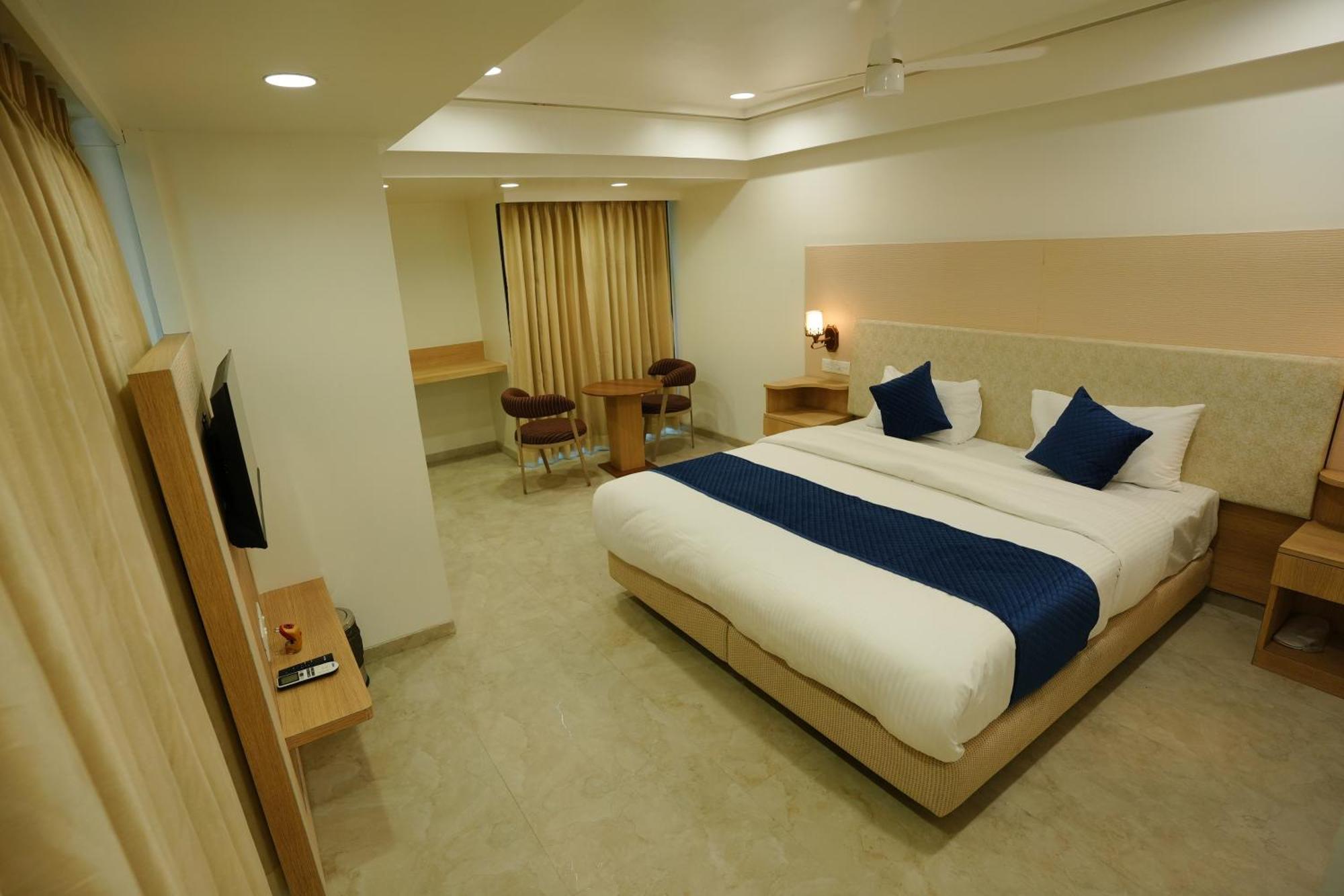 Hotel 6 Seasons, Koregoan Park, Pune Extérieur photo