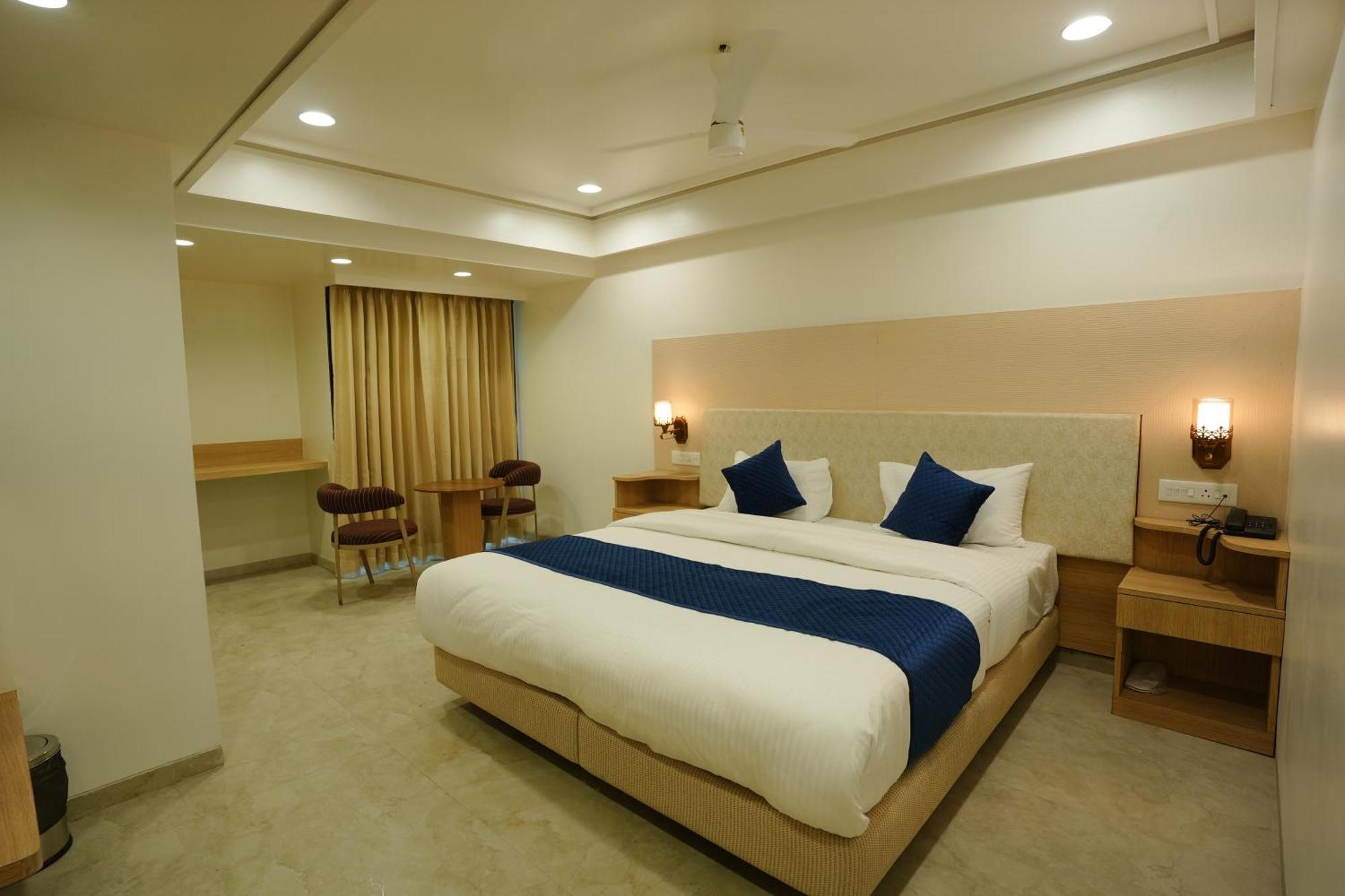 Hotel 6 Seasons, Koregoan Park, Pune Extérieur photo
