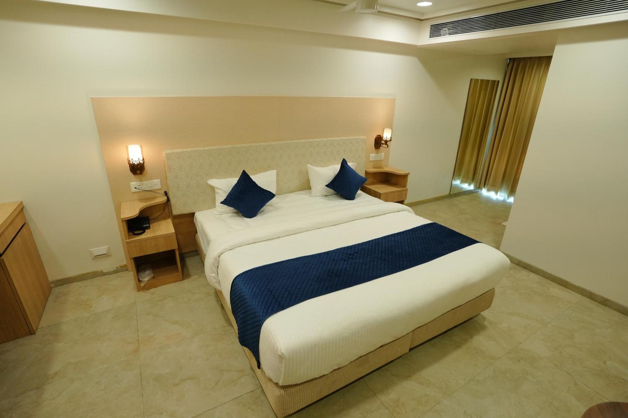 Hotel 6 Seasons, Koregoan Park, Pune Extérieur photo