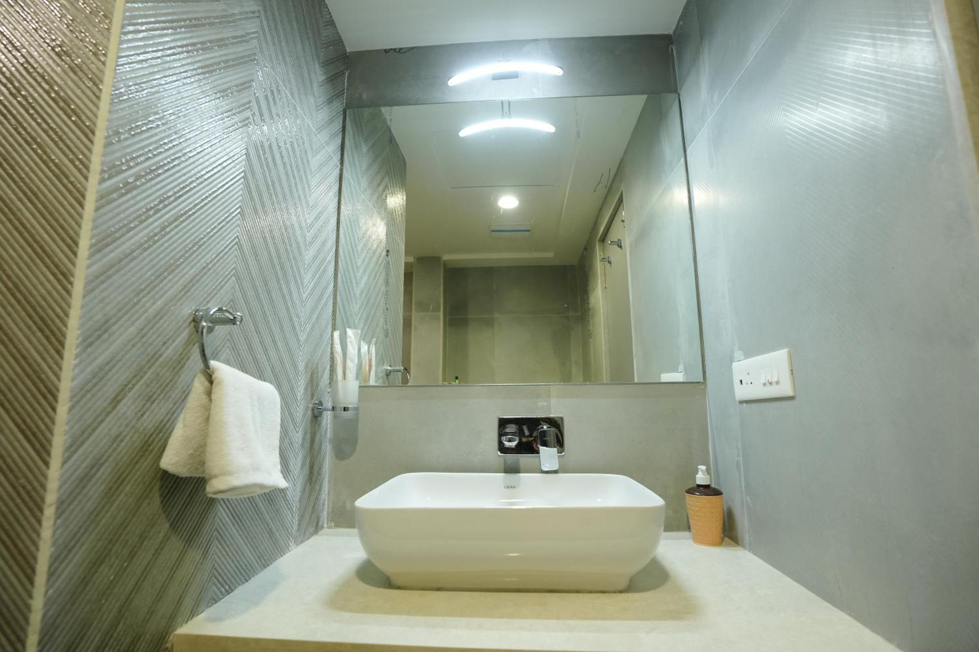 Hotel 6 Seasons, Koregoan Park, Pune Extérieur photo
