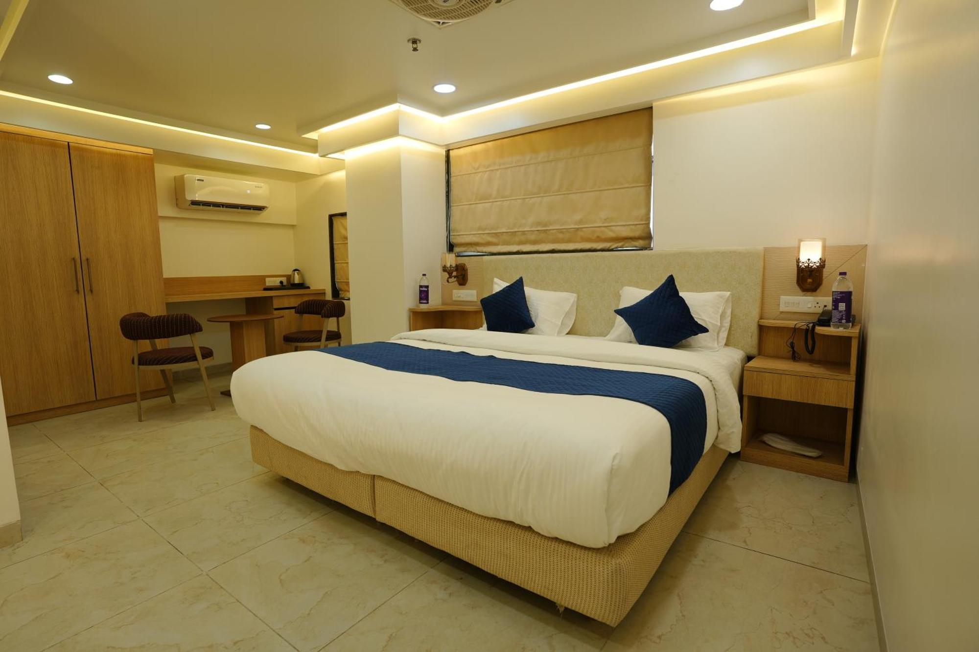 Hotel 6 Seasons, Koregoan Park, Pune Extérieur photo