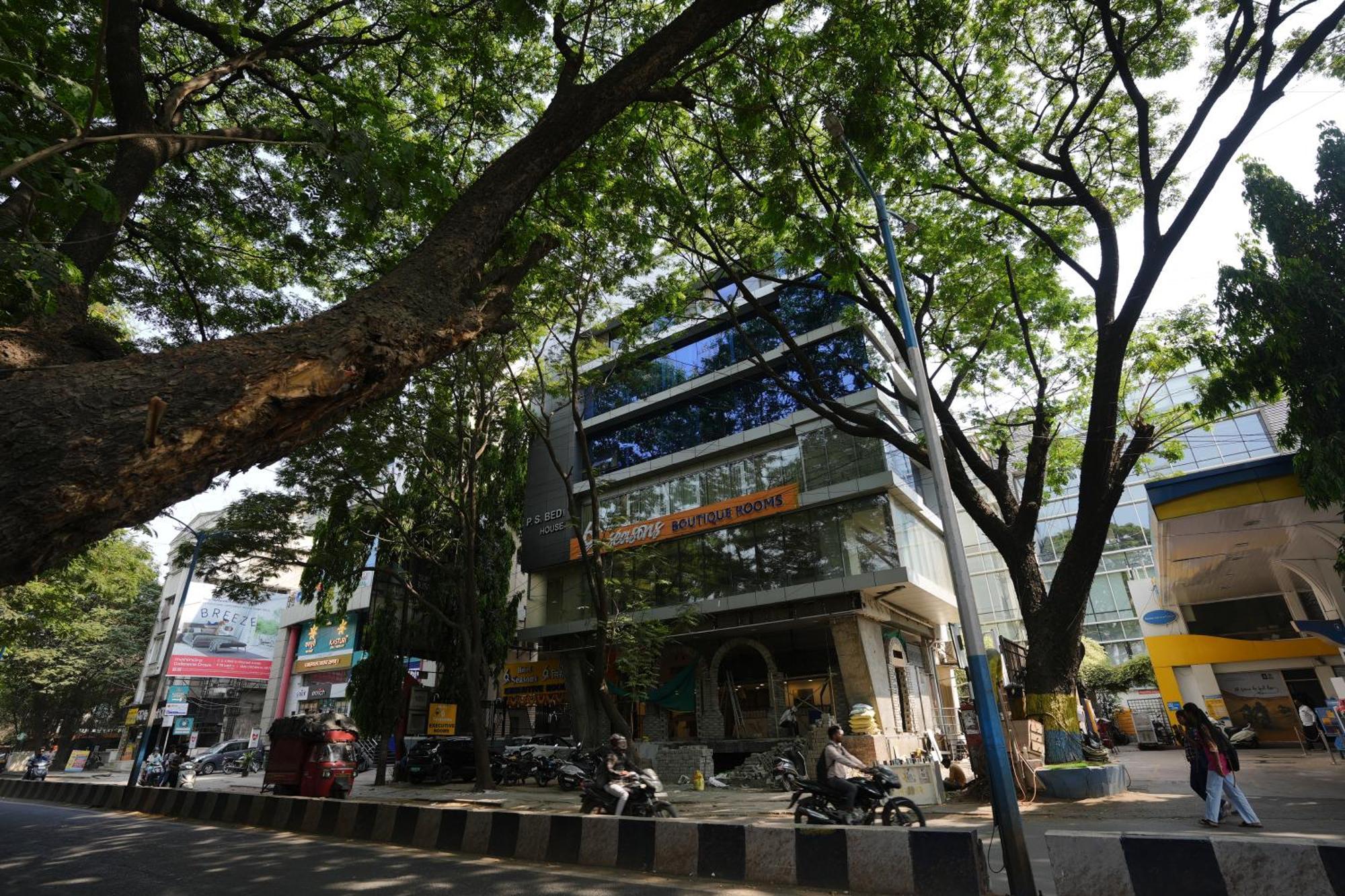 Hotel 6 Seasons, Koregoan Park, Pune Extérieur photo