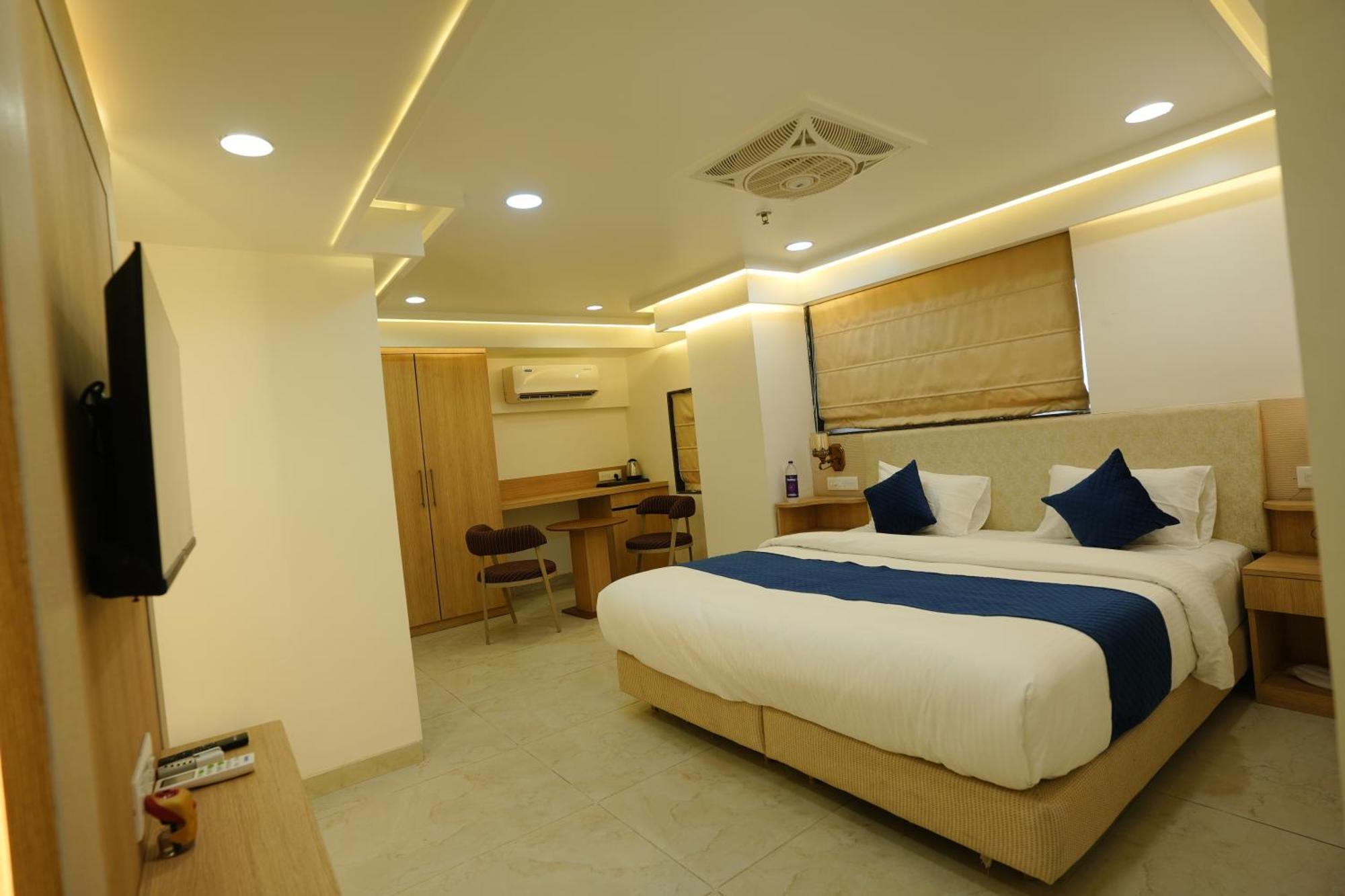 Hotel 6 Seasons, Koregoan Park, Pune Extérieur photo