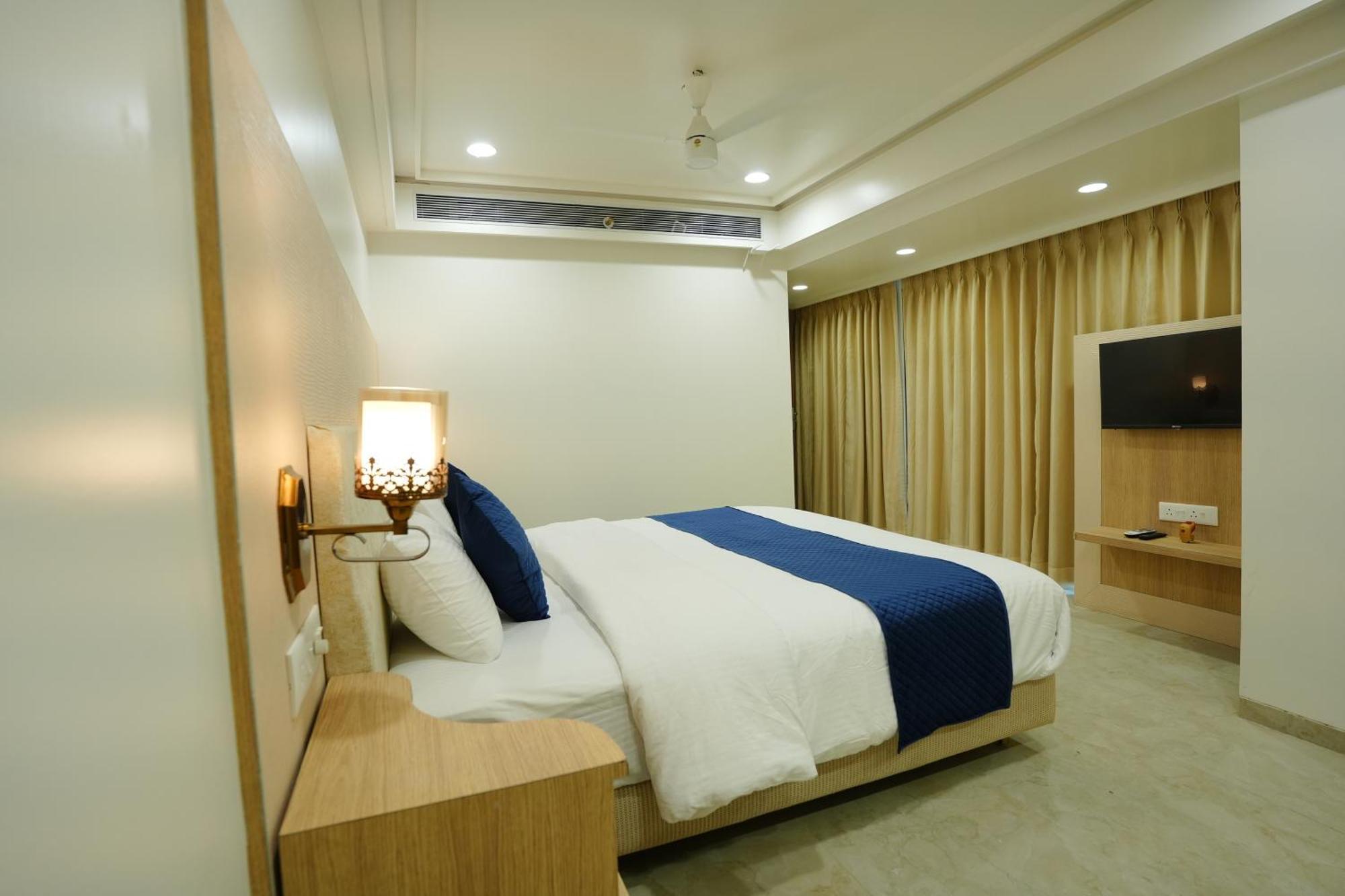 Hotel 6 Seasons, Koregoan Park, Pune Extérieur photo