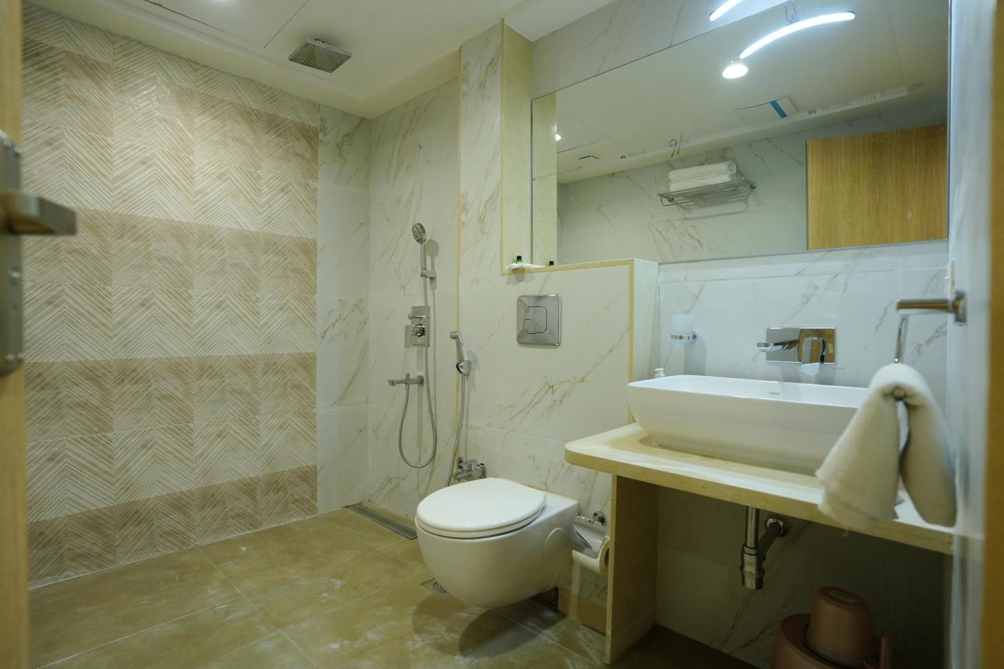 Hotel 6 Seasons, Koregoan Park, Pune Extérieur photo