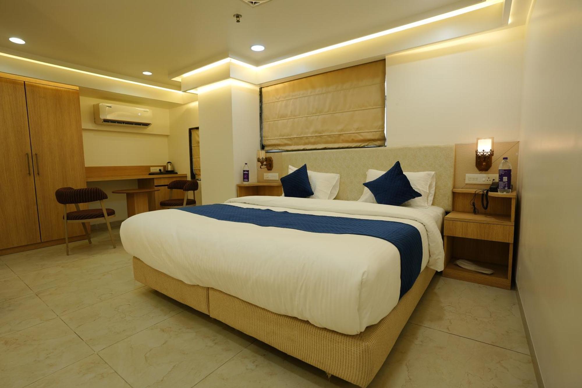 Hotel 6 Seasons, Koregoan Park, Pune Extérieur photo